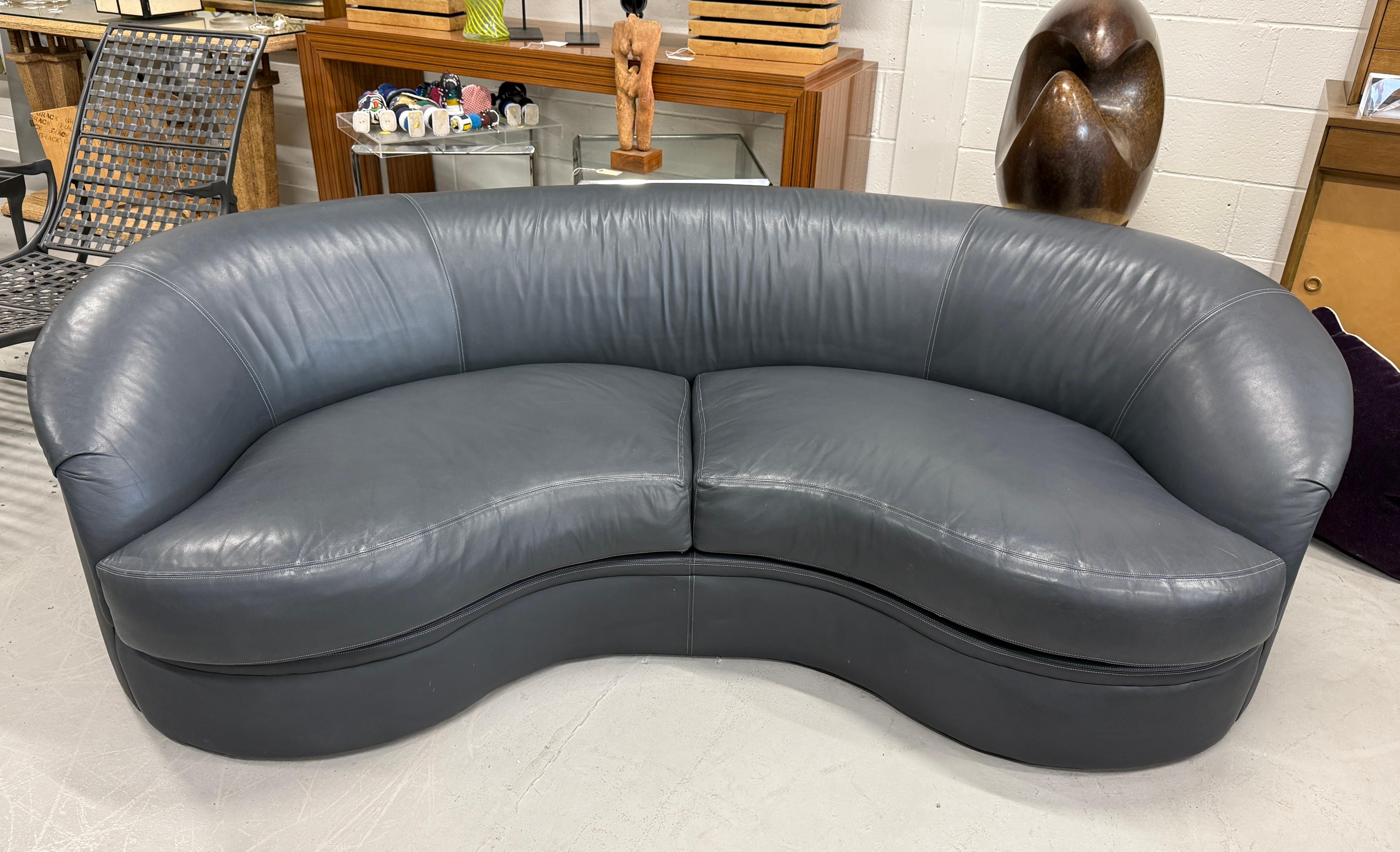 Un delizioso divano curvo in pelle grigia nello stile di Vladimir Kagan di Directional. Anche questi divani sono stati chiamati design da Kagan. Conserva la sua etichetta Directional originale. Rivestimento originale in pelle morbida in un