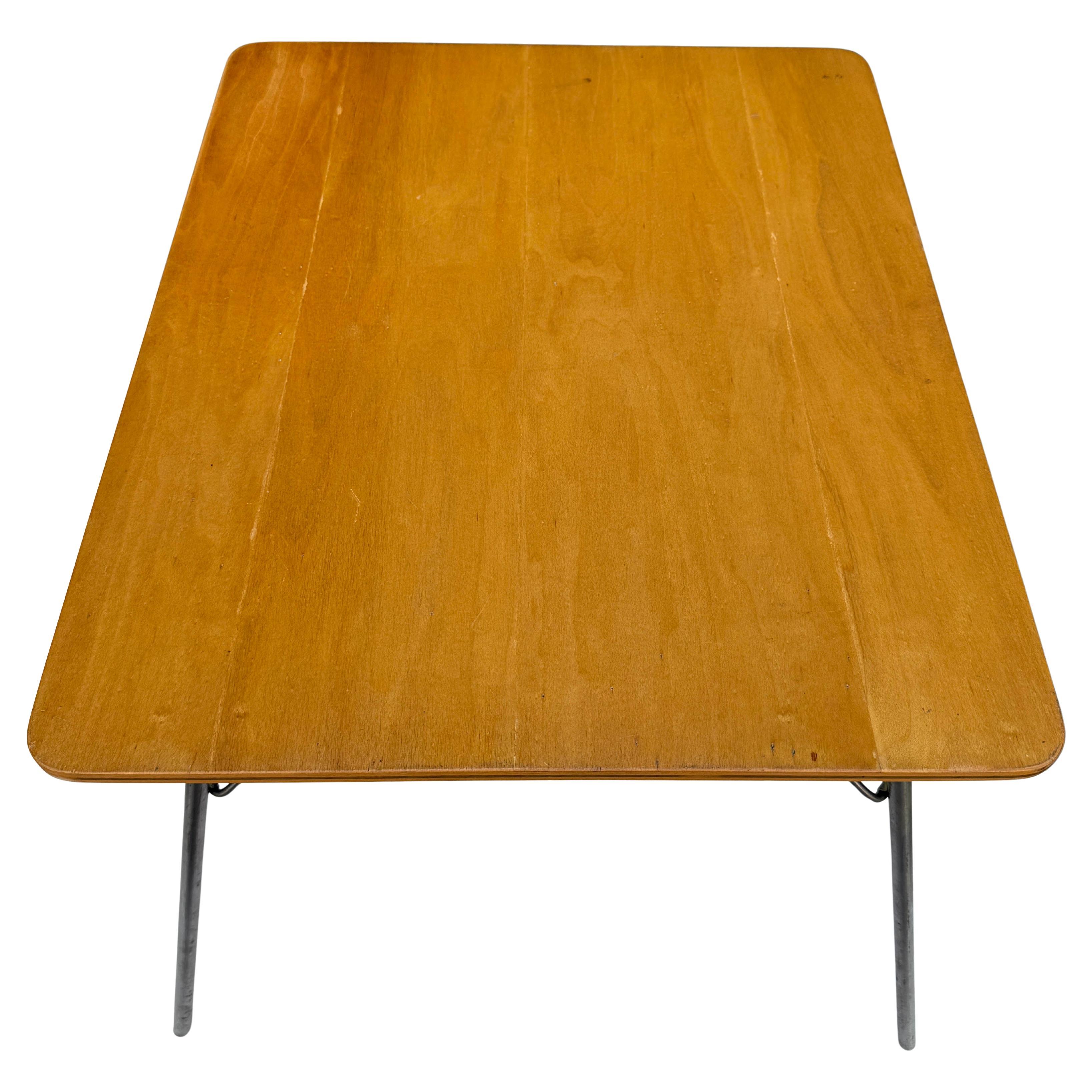 Table d'appoint Eames IT-1, rare et précoce, produite jusqu'en 1956. Pieds pliants en métal avec plateau en contreplaqué plaqué bouleau. Excellent état d'origine et table difficile à trouver. Label intact
