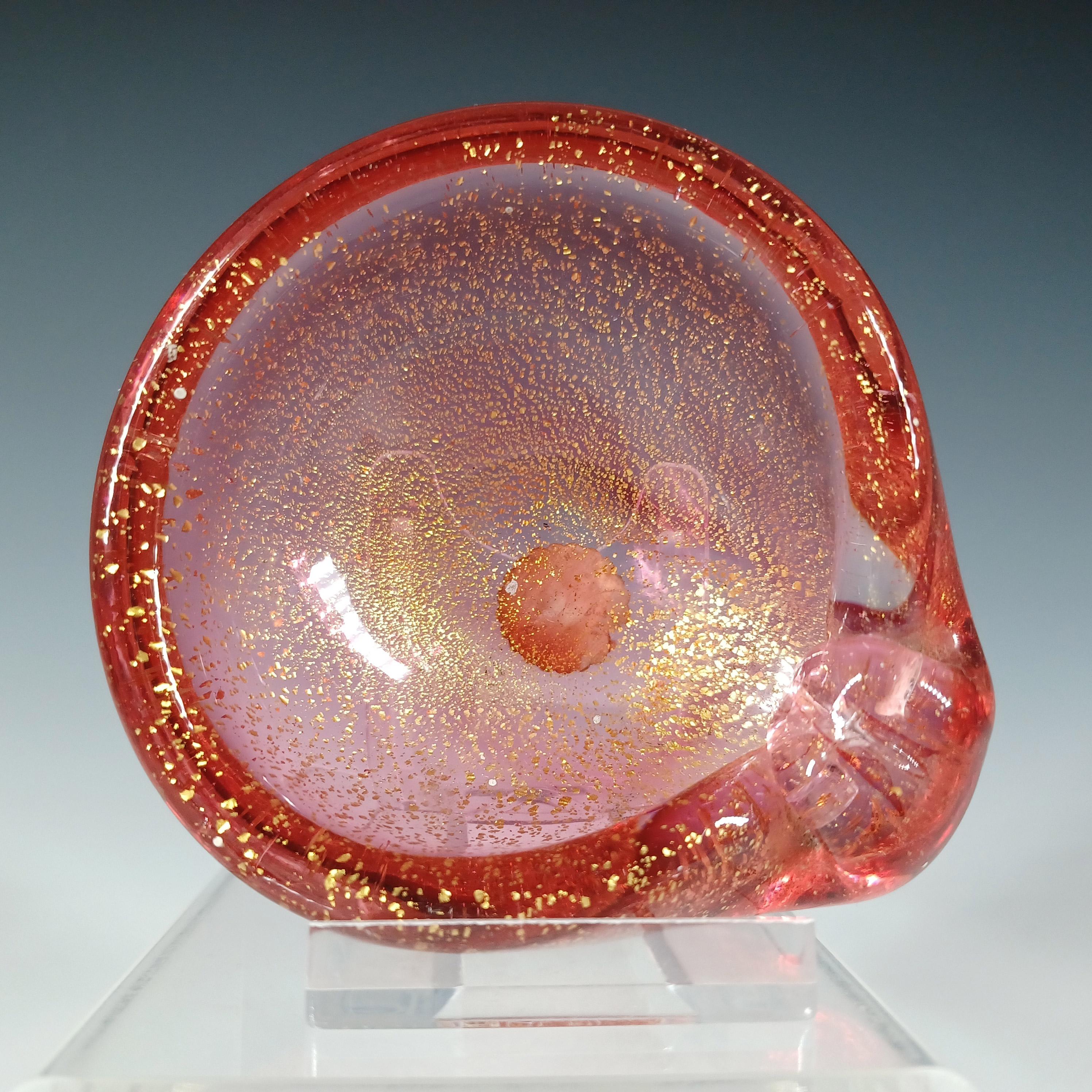 This is a magnificent 1950/60's Venetian sculptural glass shell bowl, made on the island of Murano, near Venice, Italy. Made in pink glass filled with gold leaf inclusions. This bowl was made by Archimede Seguso, using their polveri technique, and