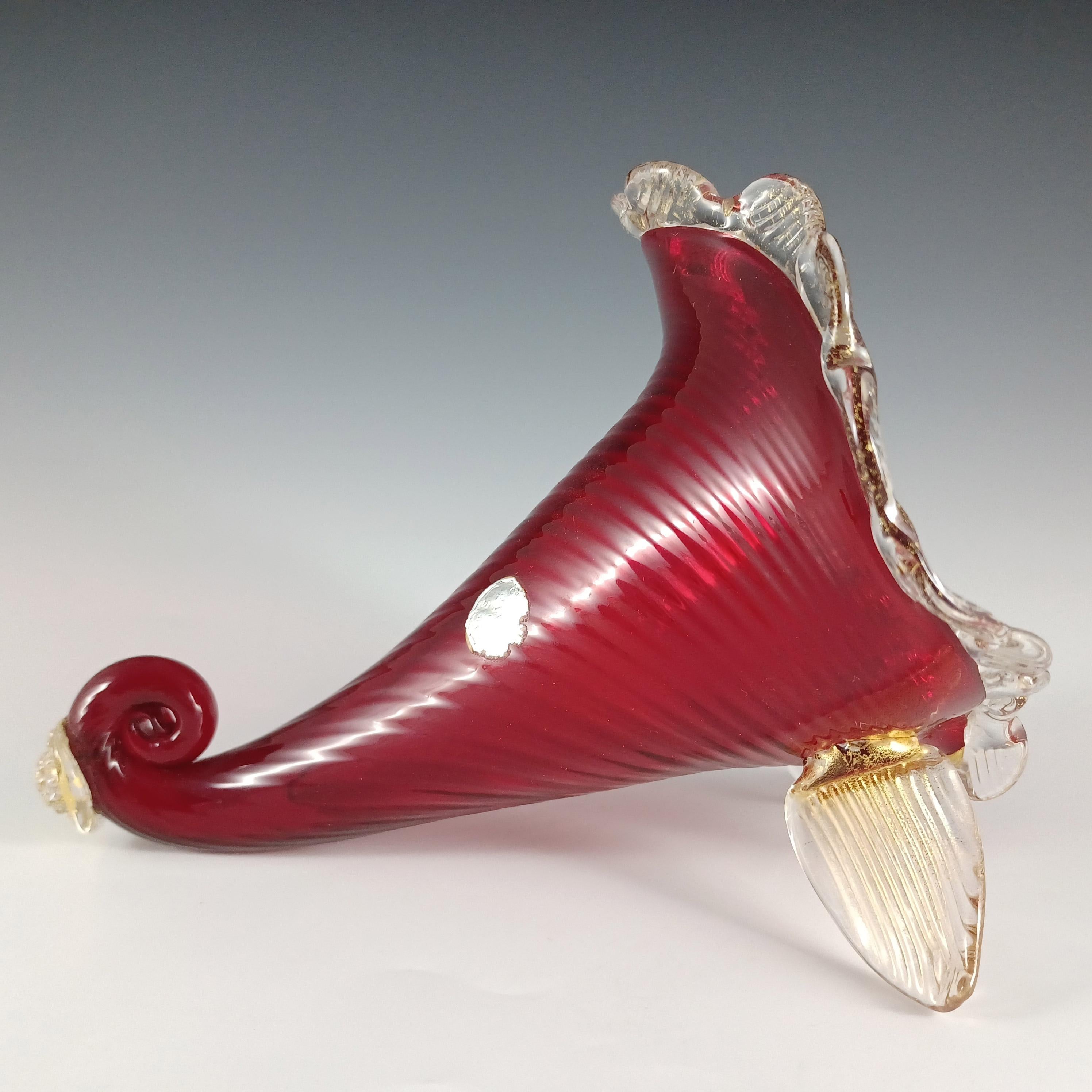 Hier ist eine exquisite venezianische Glasvase in Form eines Füllhorns in Muschelform aus den 1950/60er Jahren, hergestellt auf der Insel Murano in der Nähe von Venedig, Italien. Dieses Stück wurde von AVEM (Arte Vetraria Muranese) hergestellt.