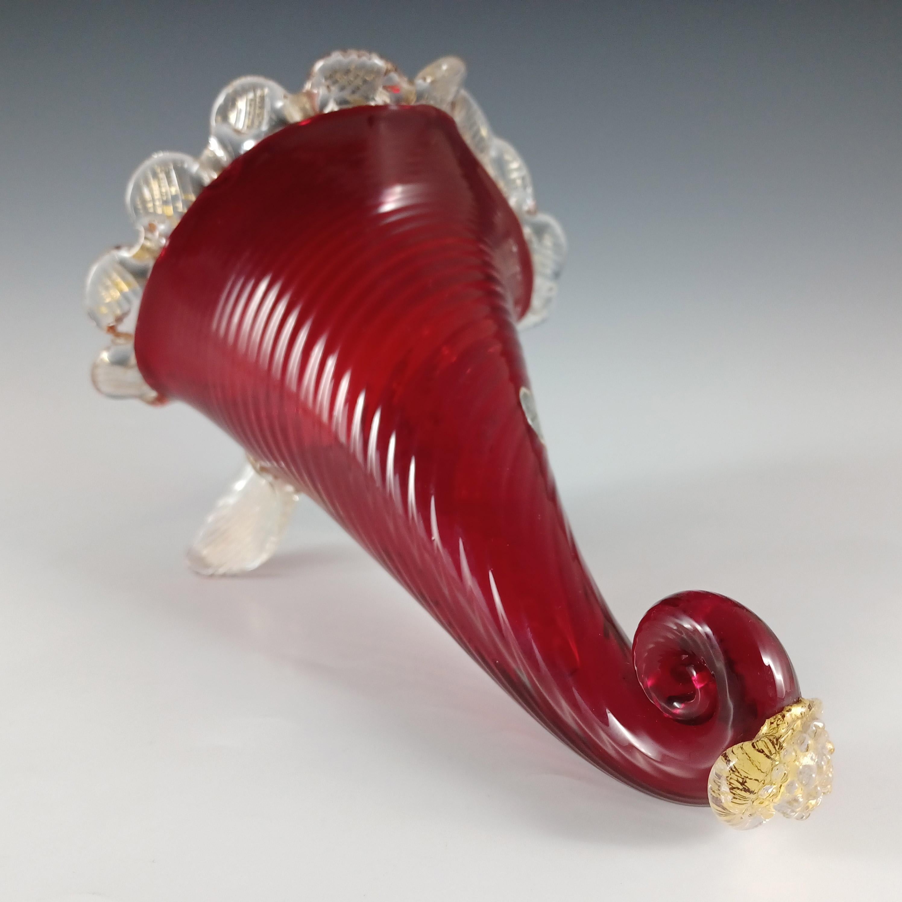 LABELED AVEM Murano Rot & Blattgold Glas Füllhorn Vase (Mitte des 20. Jahrhunderts) im Angebot