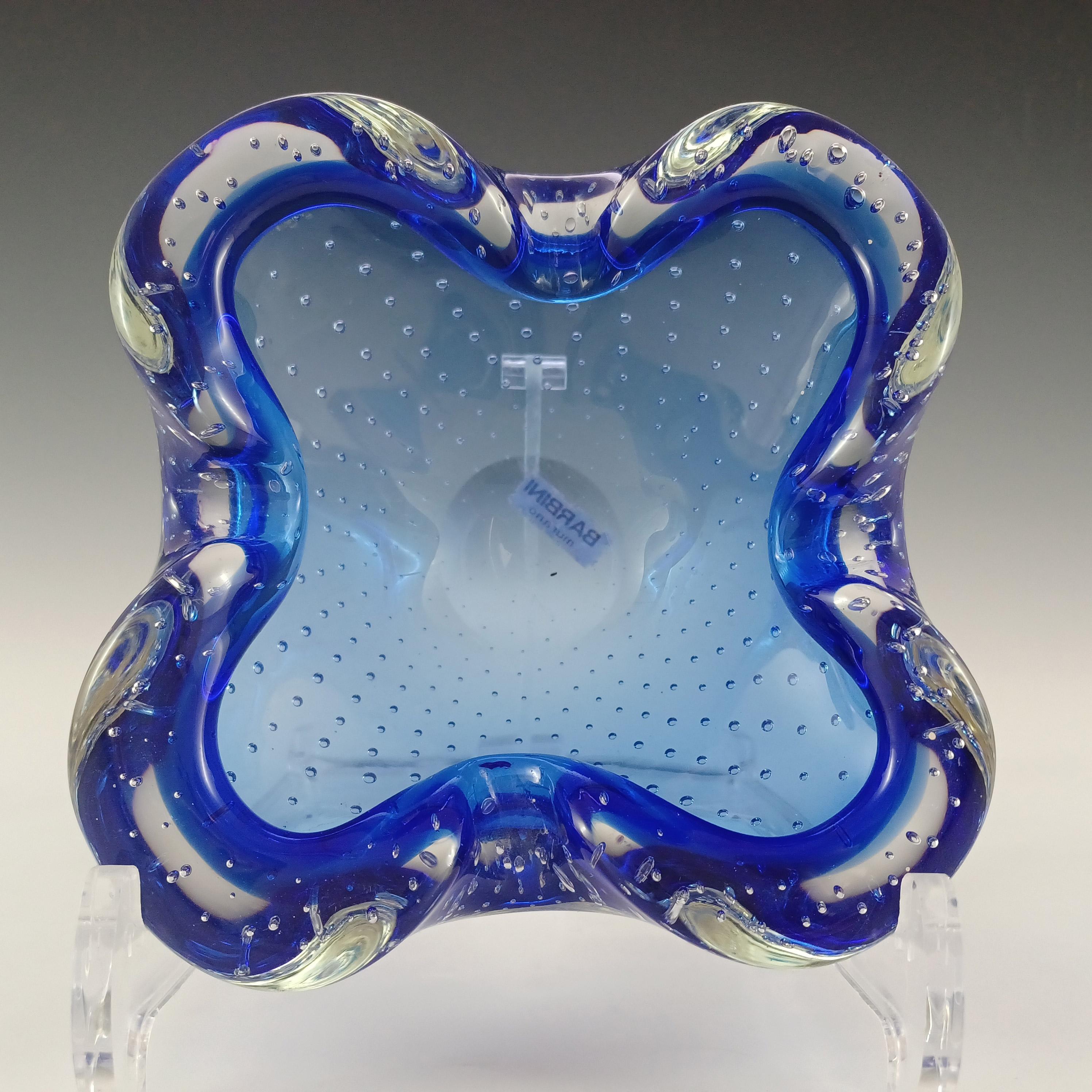 Hier ist eine wunderbare venezianische Aschenbecherschale aus biomorphem Glas aus den 1950/60er Jahren, hergestellt auf der Insel Murano in der Nähe von Venedig, Italien. Hergestellt von Barbini und noch mit dem originalen Label der Fabrik versehen