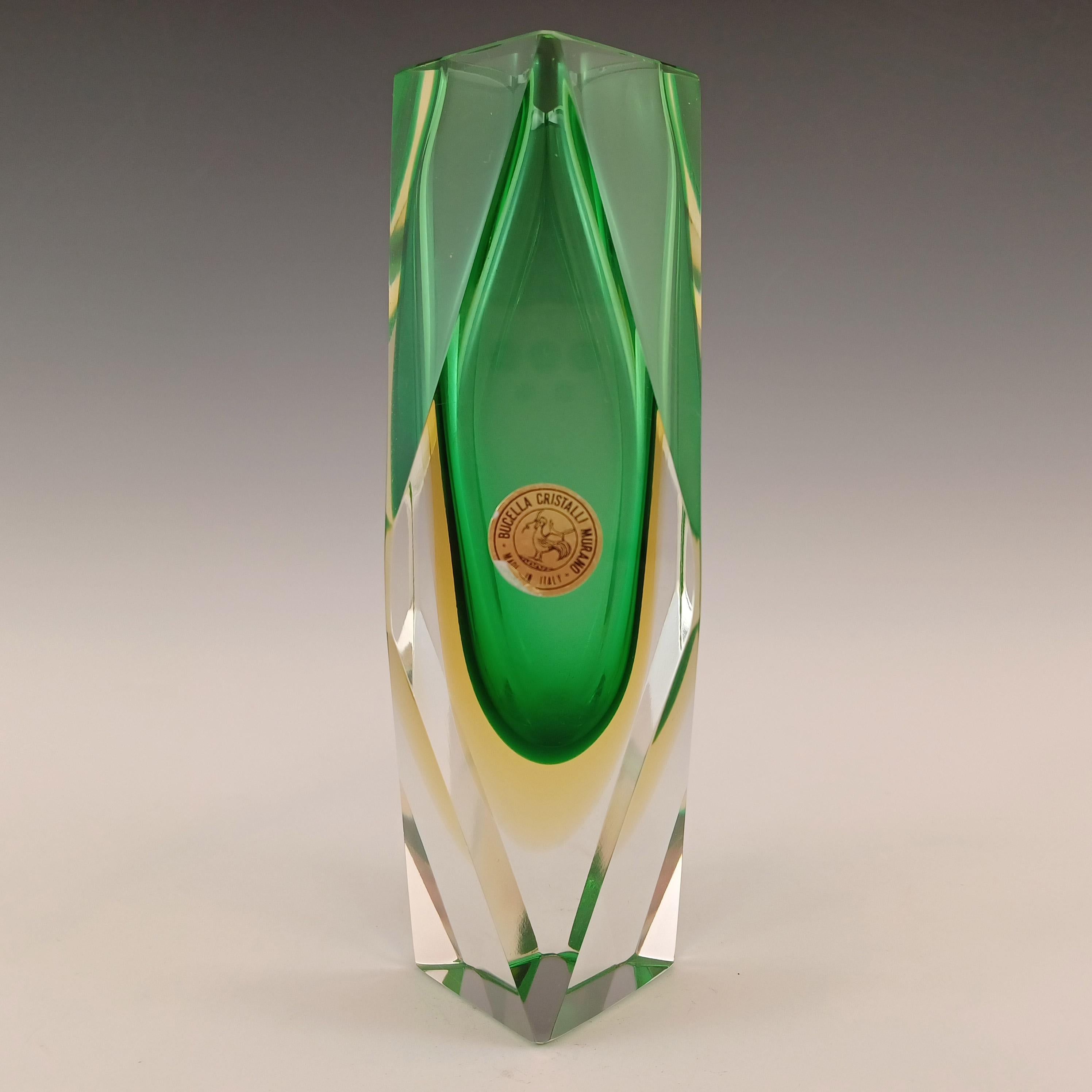 Voici un magnifique vase en verre vénitien, fabriqué sur l'île de Murano, près de Venise, en Italie, et vendu par Bucella Cristalli. Dans une combinaison étonnante de verre vert entouré d'une bande de verre ambré, elle-même entourée d'un bloc