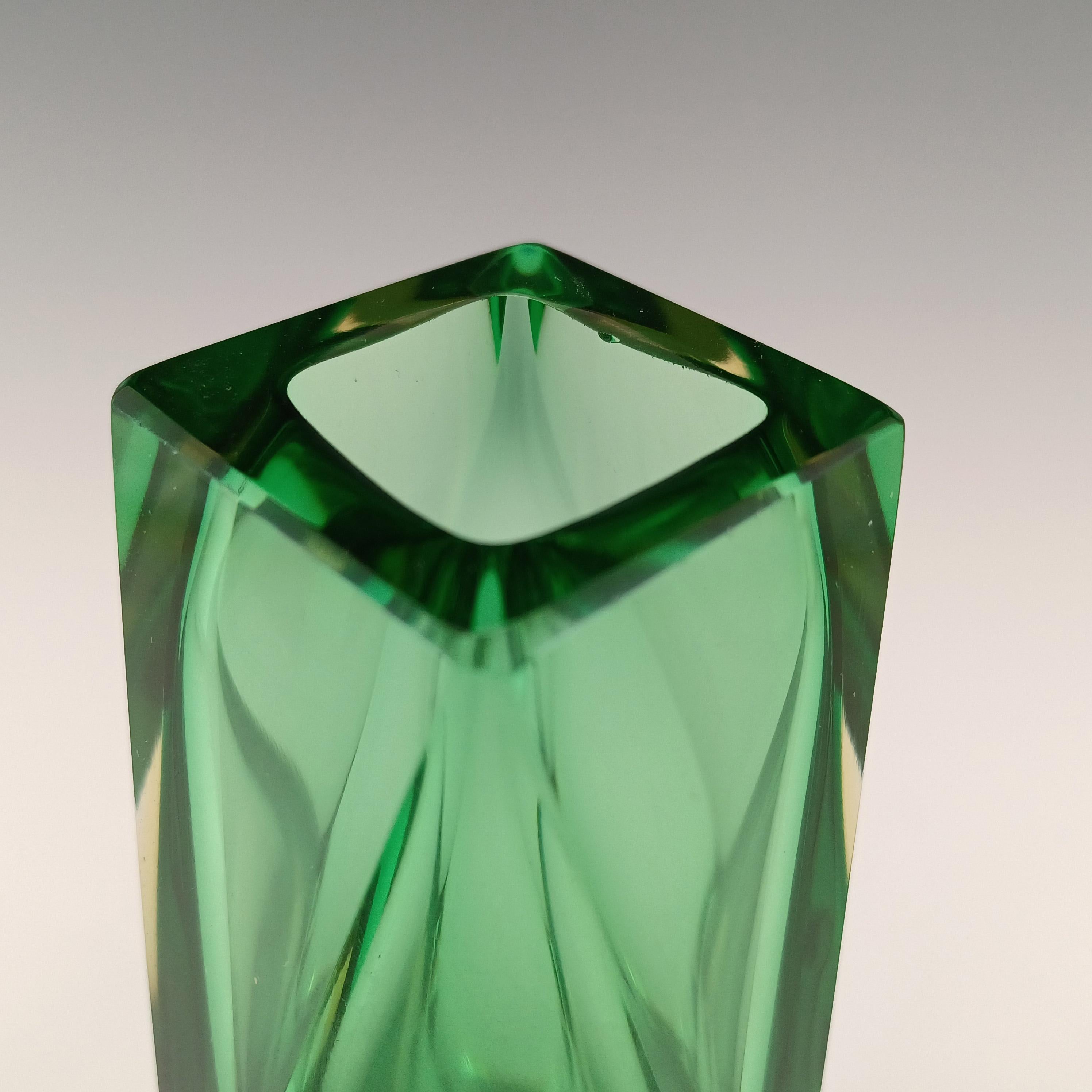 20ième siècle Vase Bucella Cristalli Murano en verre Sommerso vert à facettes et ambre