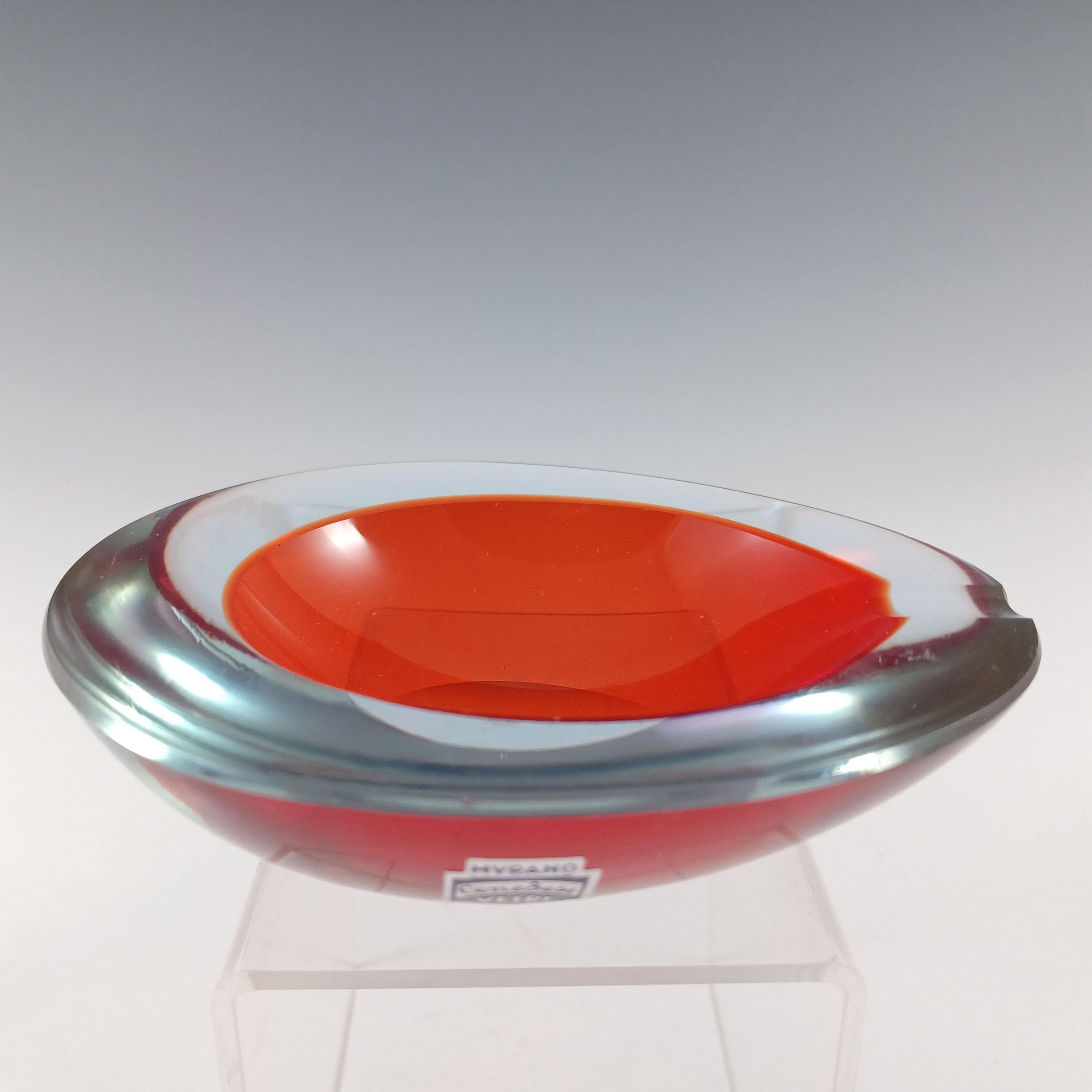 Aquí tienes un precioso cuenco/cenicero geoda de cristal veneciano, fabricado en la isla de Murano, cerca de Venecia, Italia, por Cenedese. Todavía lleva la etiqueta original de fábrica. Fabricado en cristal rojo anaranjado encerrado en cristal de