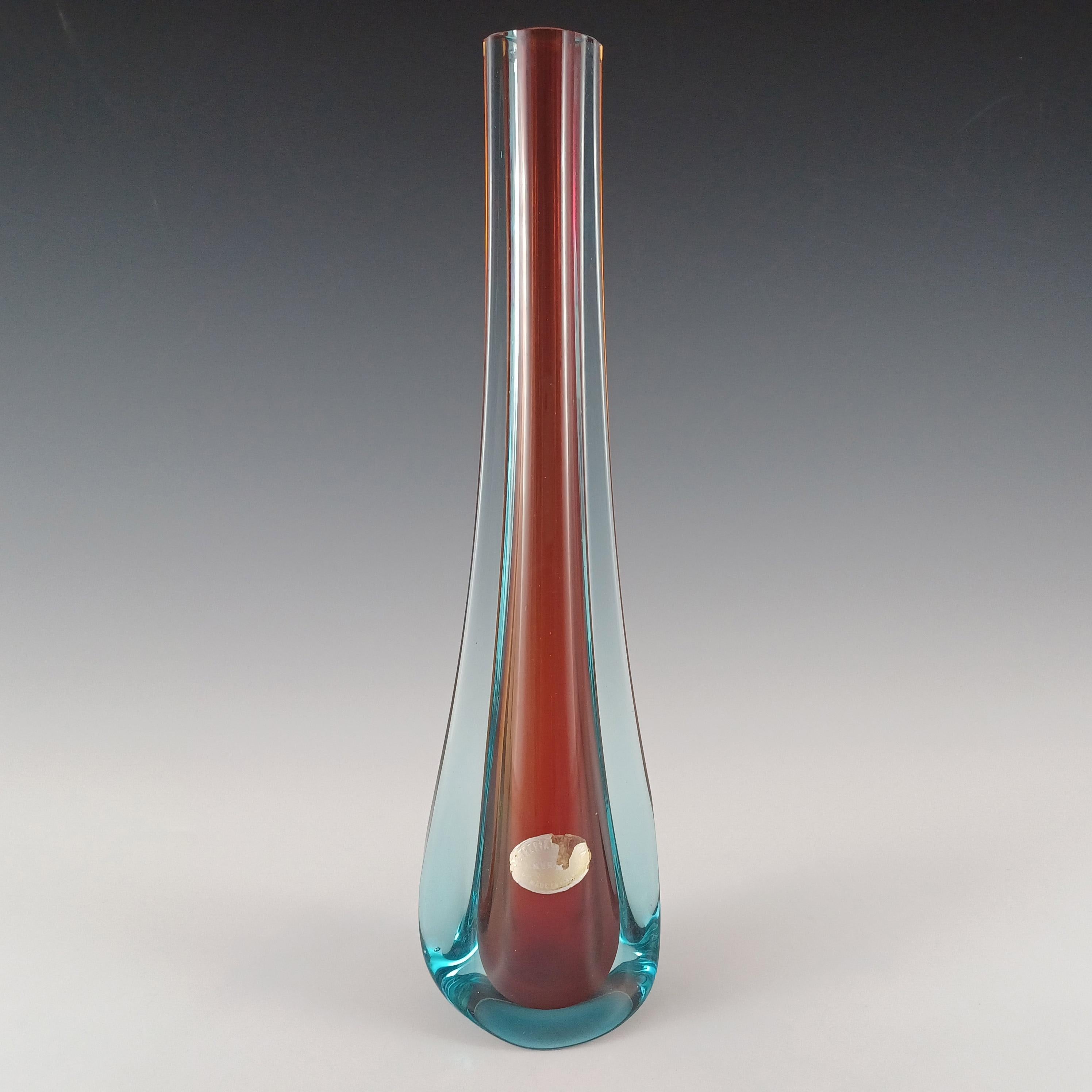 Hier ist eine wunderbare venezianische Glasvase aus den 1950/60er Jahren, hergestellt auf der Insel Murano, in der Nähe von Venedig, Italien, von Fratelli Scarpa. Es trägt noch das originale Label, das sehr abgenutzt ist, aber es ist mir gelungen,