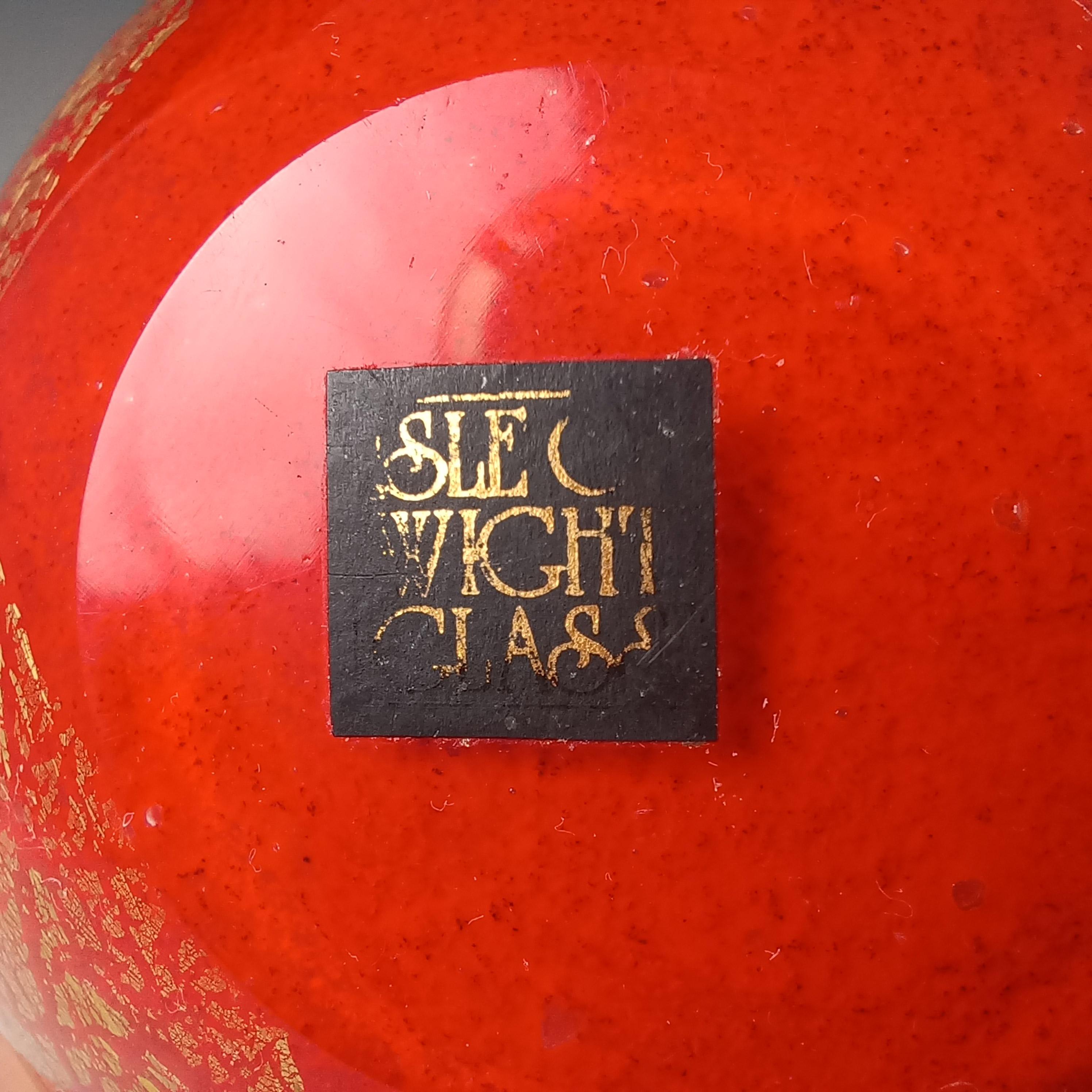 Mid-Century Modern Vase globe en verre «Azurene Red » LABELLED Isle of Wight Studio en vente