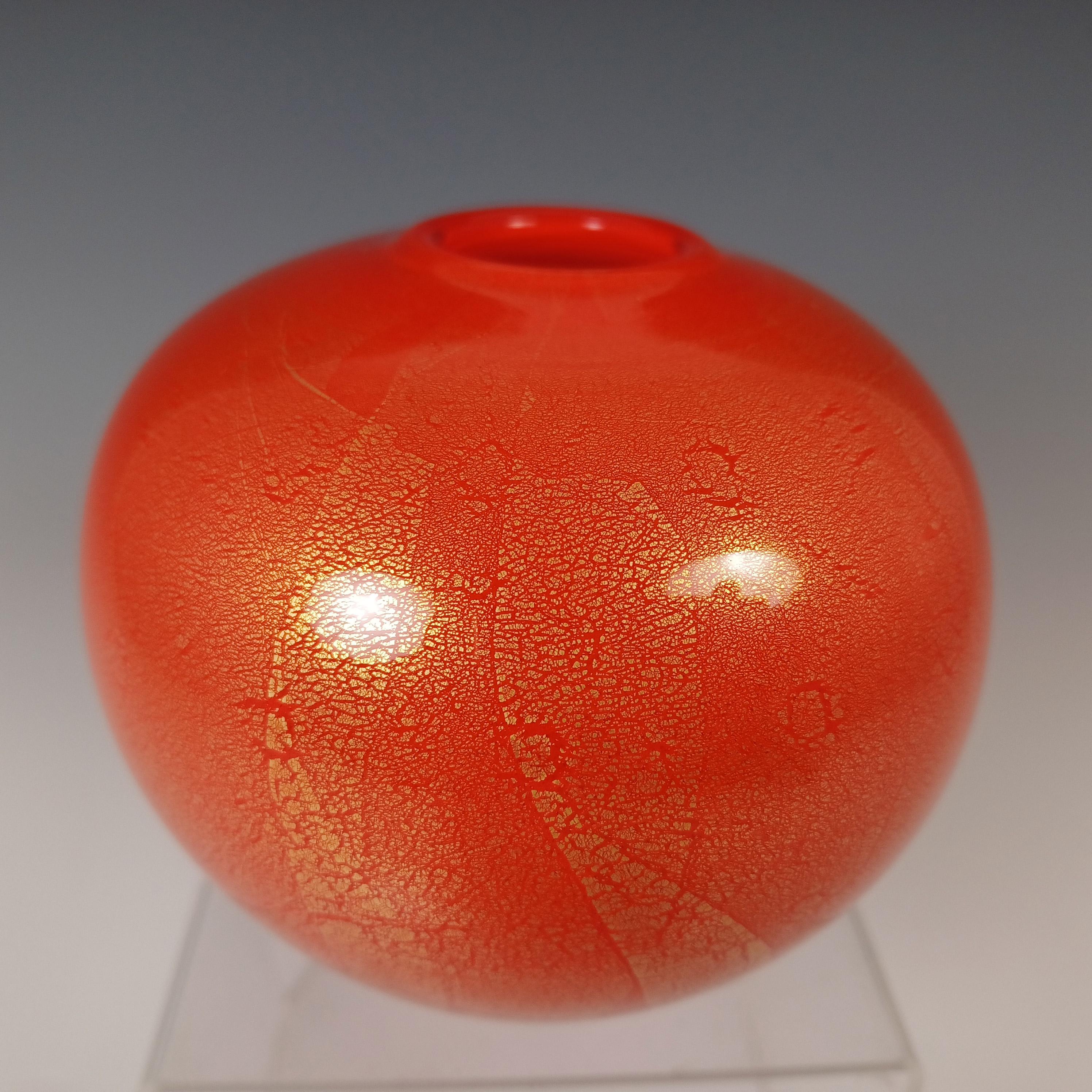 Britannique Vase globe en verre «Azurene Red » LABELLED Isle of Wight Studio en vente