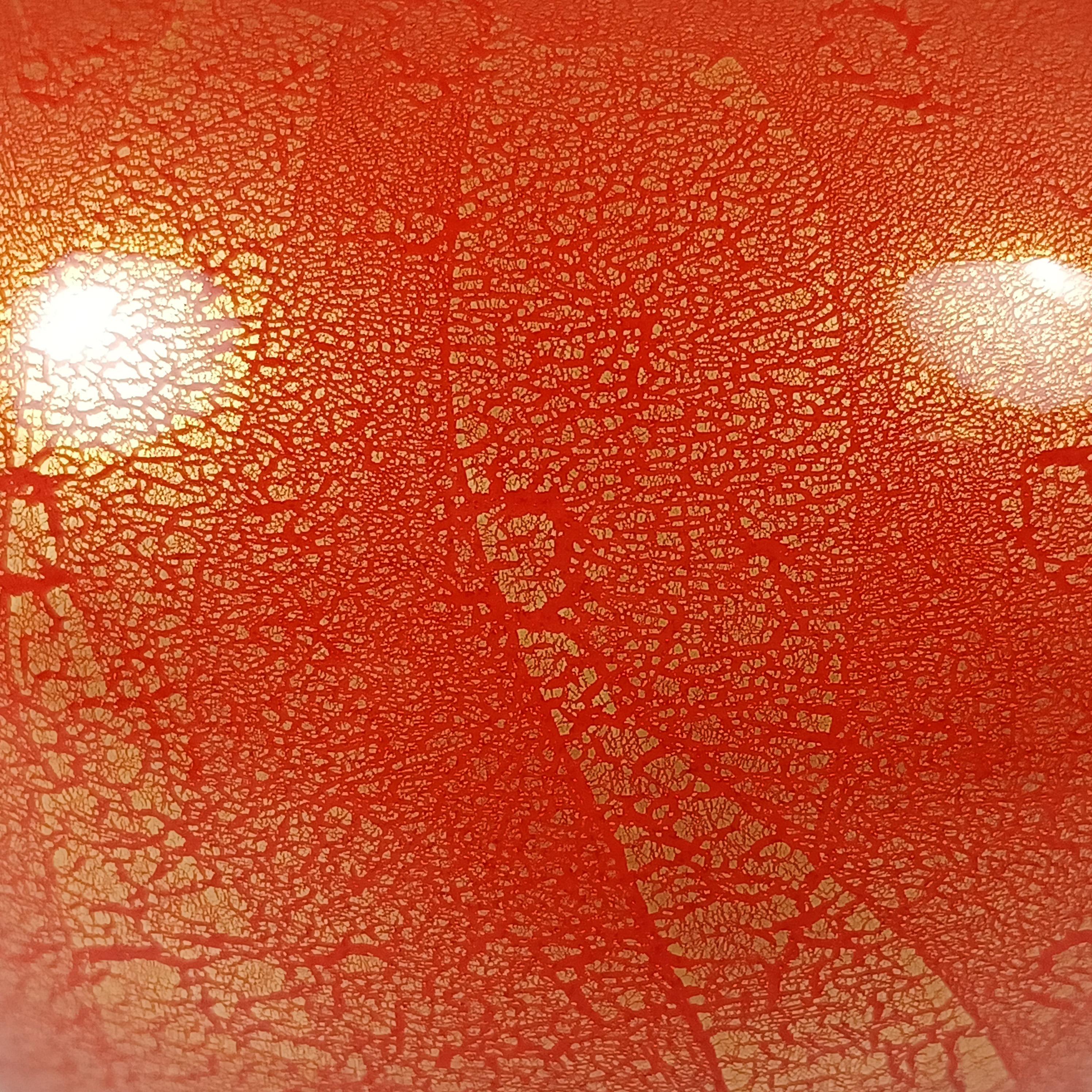 Fait main Vase globe en verre «Azurene Red » LABELLED Isle of Wight Studio en vente