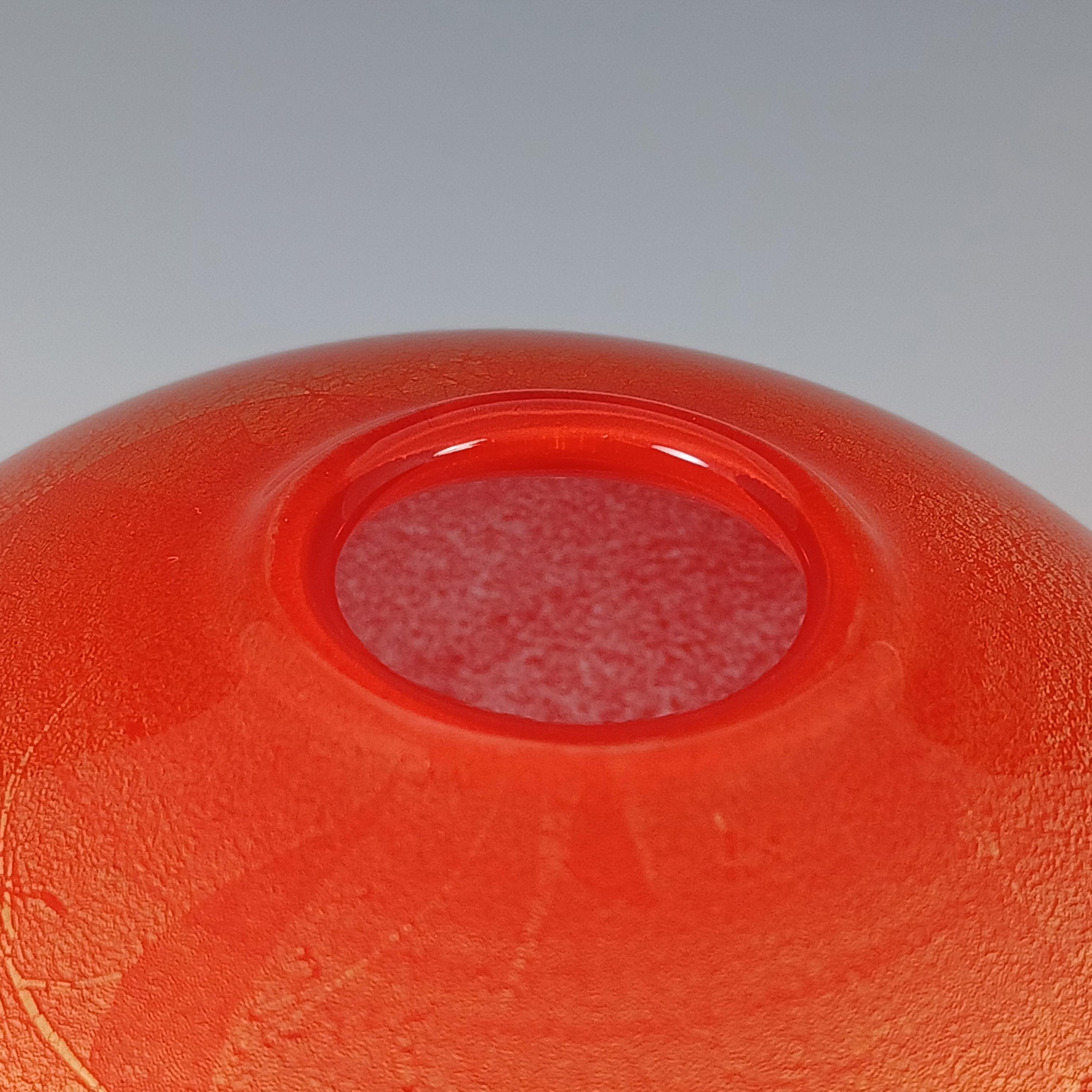 Vase globe en verre «Azurene Red » LABELLED Isle of Wight Studio Bon état - En vente à Bolton, GB