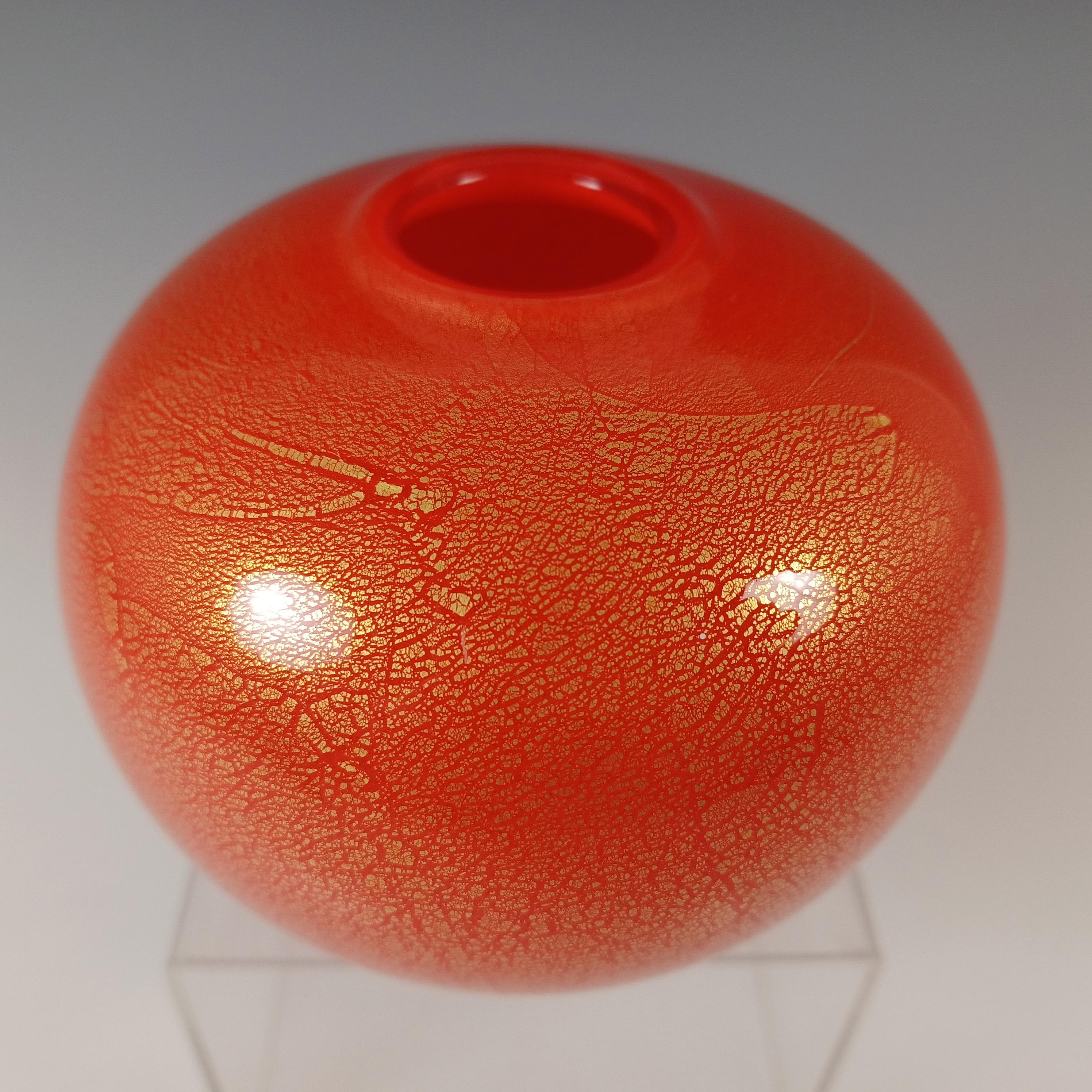 Fin du 20e siècle Vase globe en verre «Azurene Red » LABELLED Isle of Wight Studio en vente