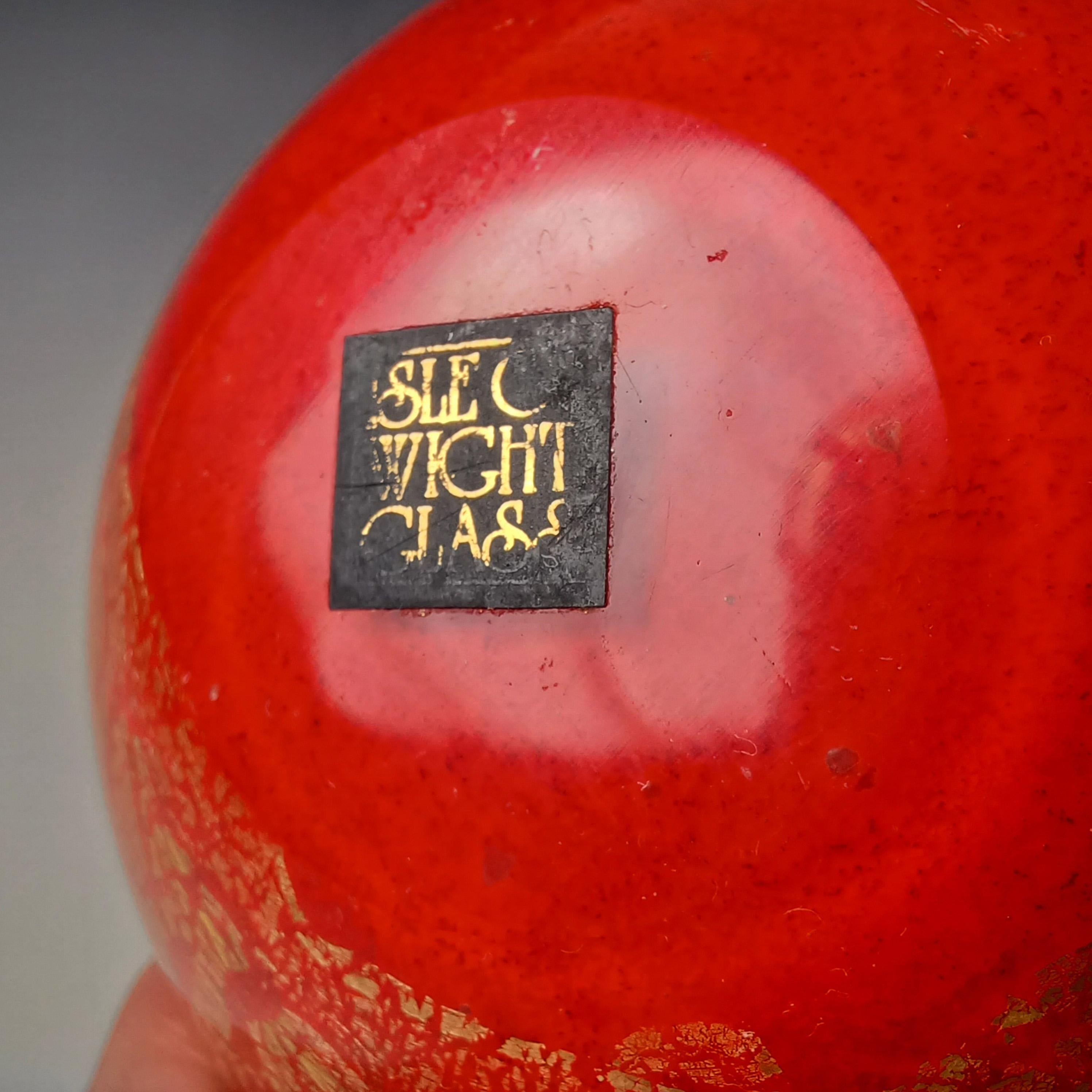 Verre Vase globe en verre «Azurene Red » LABELLED Isle of Wight Studio en vente