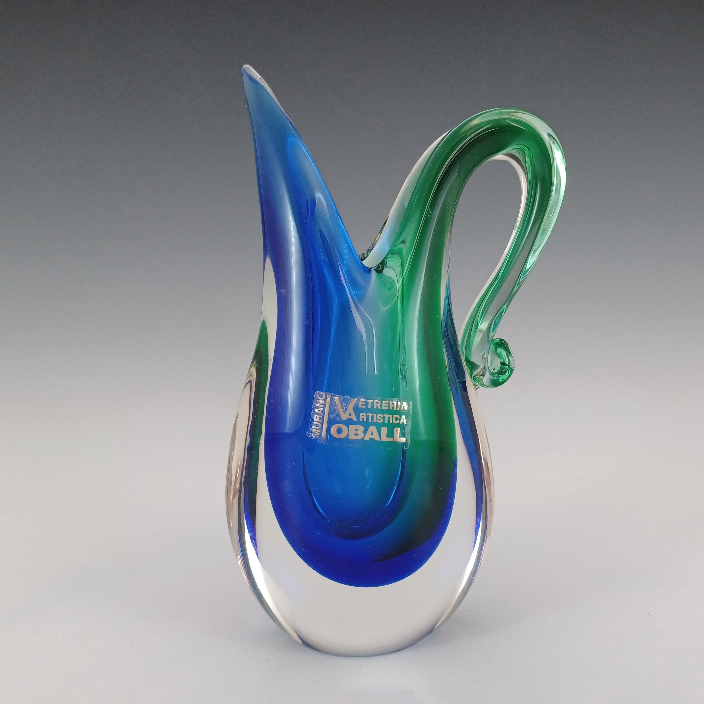 Voici un magnifique vase de forme organique en verre vénitien. Fabriqué sur l'île de Murano, près de Venise, en Italie, par la verrerie Oball, étiqueté. Dans une étonnante combinaison de verre bleu et vert encastré dans du verre transparent, selon