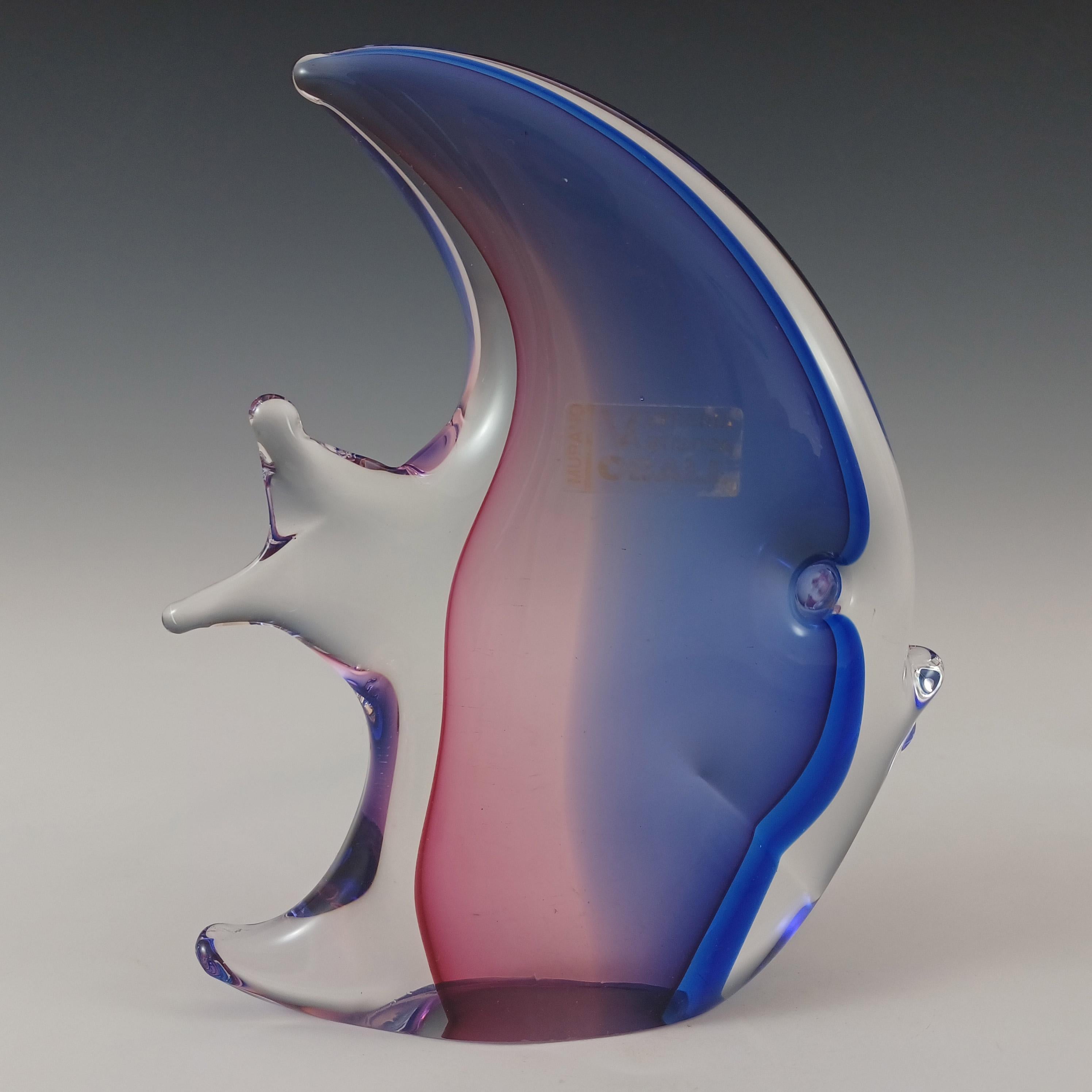 Ecco una meravigliosa scultura di pesce in vetro veneziano. Realizzato sull'isola di Murano, vicino a Venezia, in Italia, dalla vetreria Oball. Porta ancora l'etichetta originale della fabbrica (usurata). In una splendida combinazione di vetro blu e