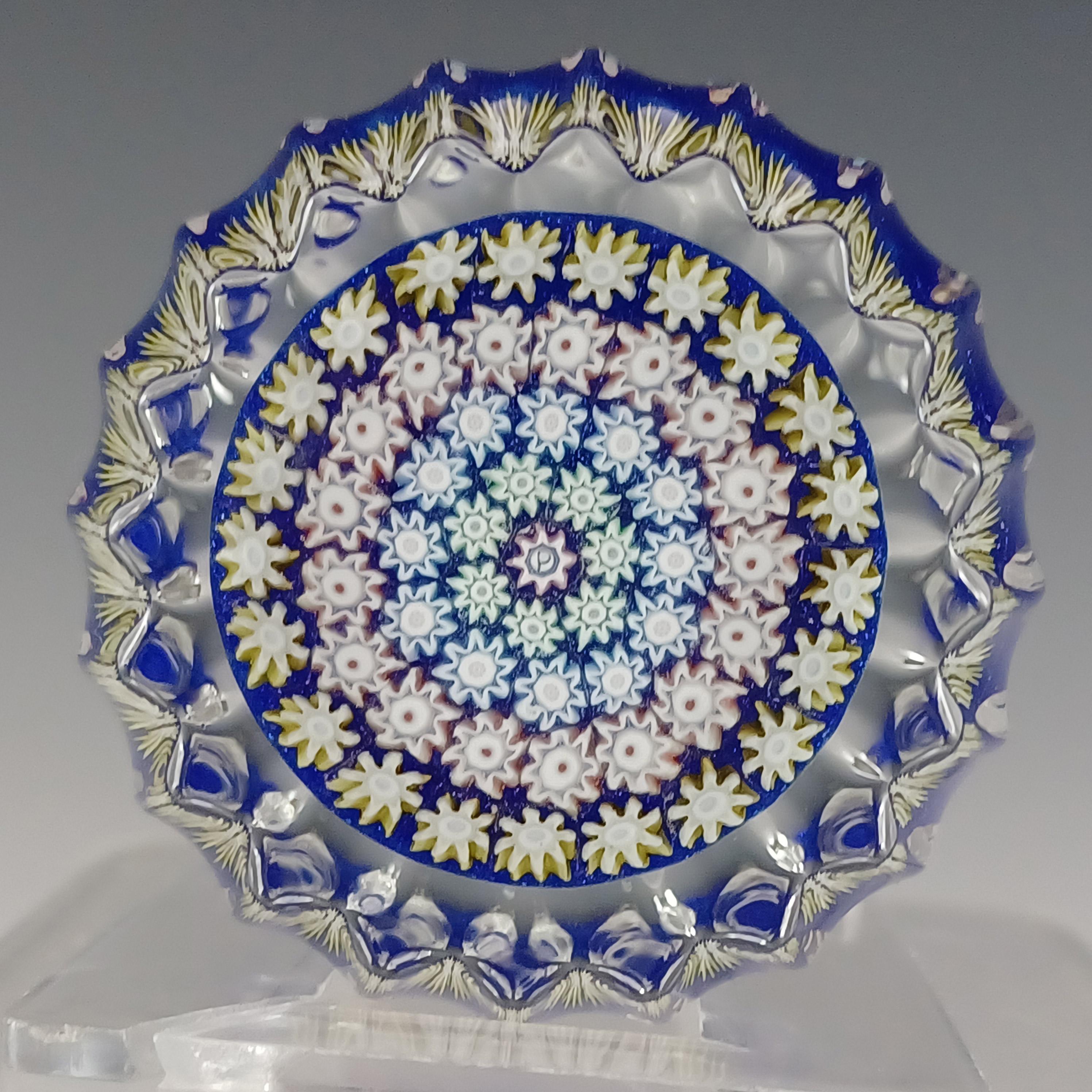 Petit presse-papier écossais en verre bleu et transparent en forme d'étoile rempli de cannes millefiori multicolores, avec une canne centrale signée 