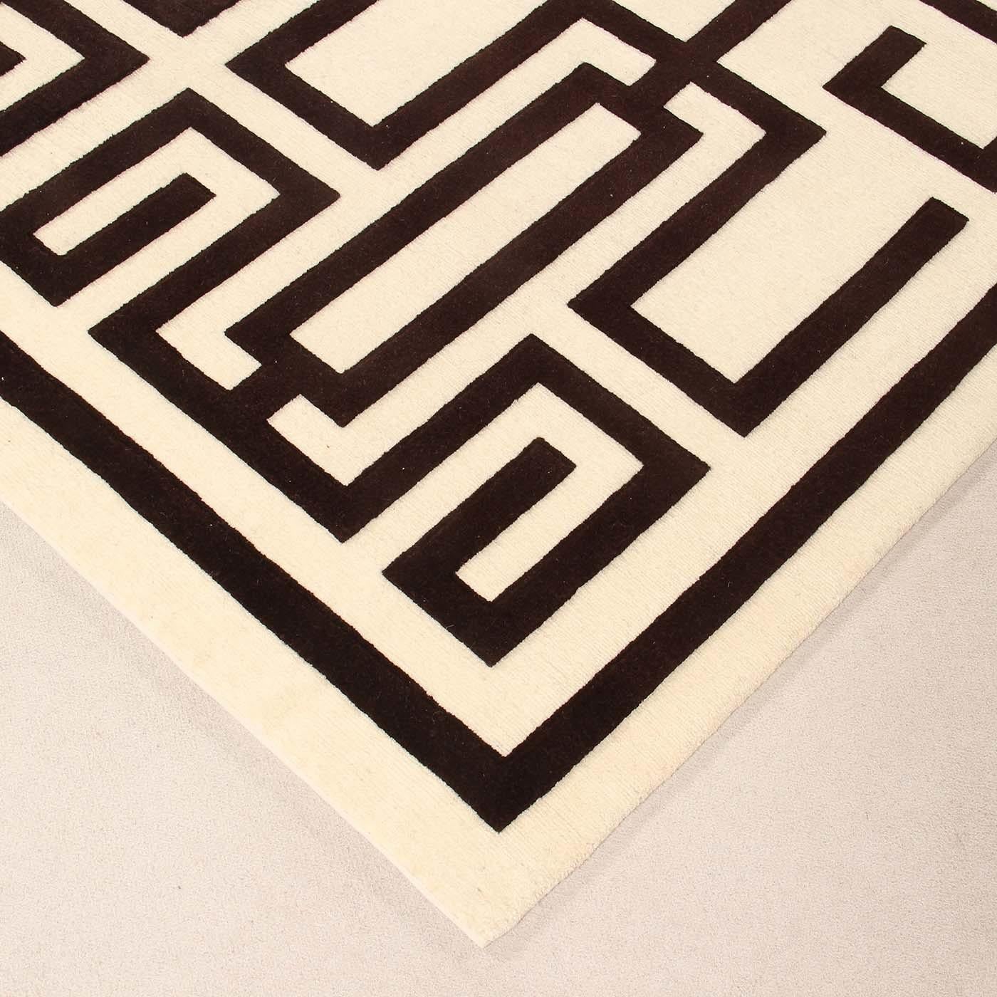 The symmetry of the pattern, the contrasts between the backgrounds, and the drawing bestow depth to the Labirinto carpet. An intriguing three-dimensional pattern originally designed by Gio Ponti to recreate a contemporary, yet classical, diamond