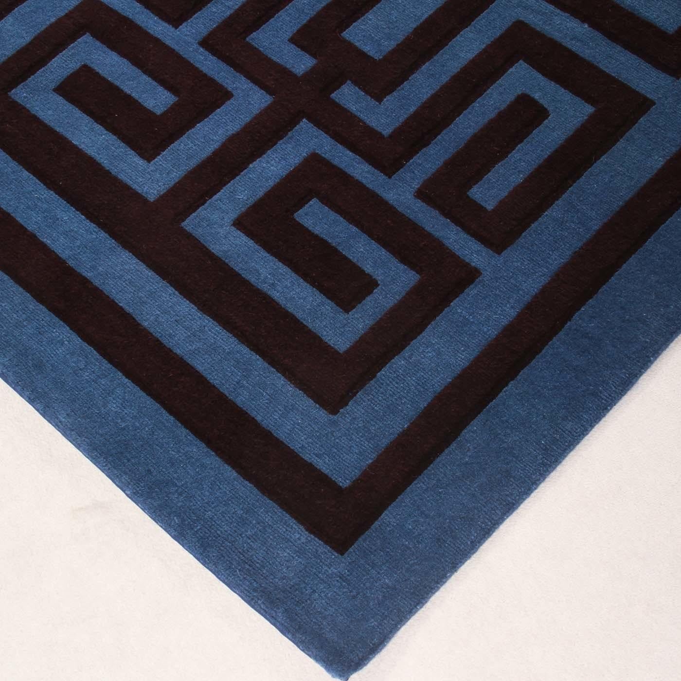 The symmetry of the pattern, the contrasts between the backgrounds, and the drawing bestow depth to the Labirinto carpet. An intriguing three-dimensional pattern originally designed by Gio Ponti to recreate a contemporary, yet classical, diamond