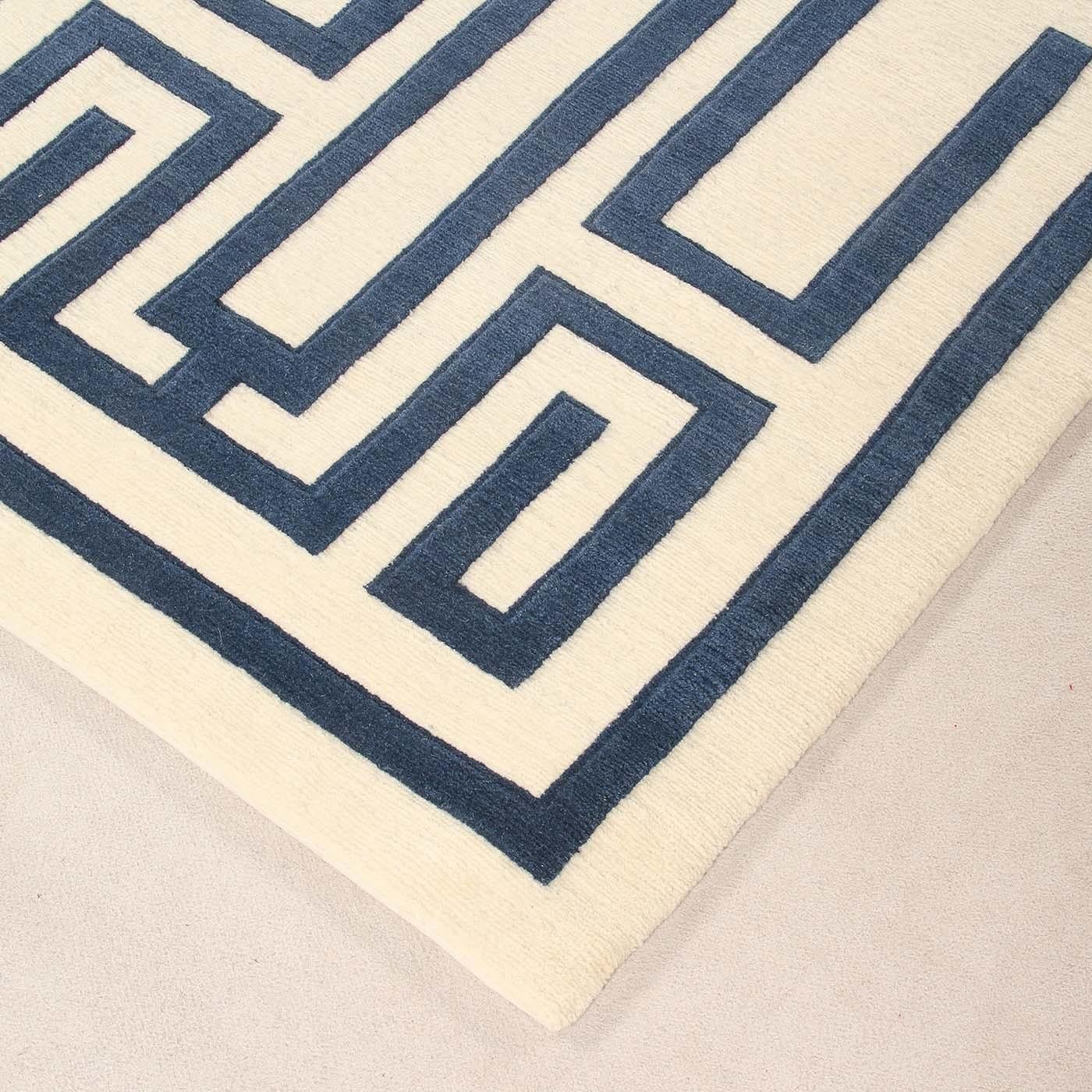 Die Symmetrie des Musters, die Kontraste zwischen den Hintergründen und die Zeichnung verleihen dem Labirinto-Teppich Tiefe. Ein faszinierendes dreidimensionales Muster, das ursprünglich von Gio Ponti entworfen wurde, um eine zeitgenössische, aber