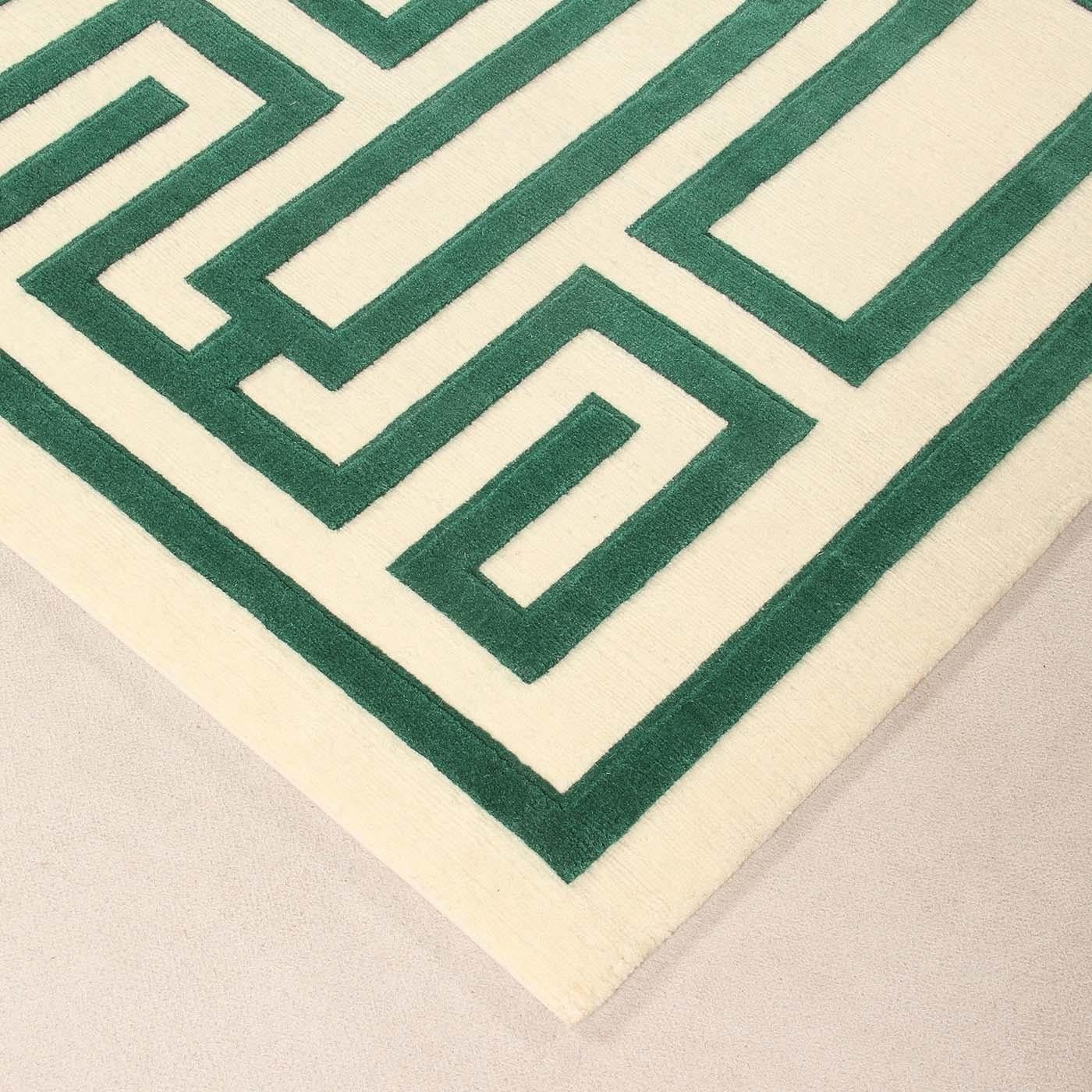 La symétrie du motif, les contrastes entre les fonds et le dessin confèrent de la profondeur au tapis Labirinto. Un intriguant motif tridimensionnel conçu à l'origine par Gio Ponti pour recréer une texture de diamant contemporaine, mais classique.