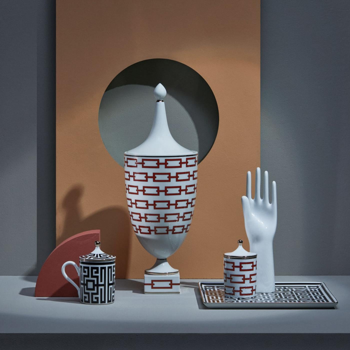 This mug with lid (cc 400) is an elegant way to enrich an everyday ritual with exquisite allure and a unique design. Part of the Labirinto Collection, designed in 1926 by iconic designer Gio Ponti, the black geometric decoration adds a refined touch