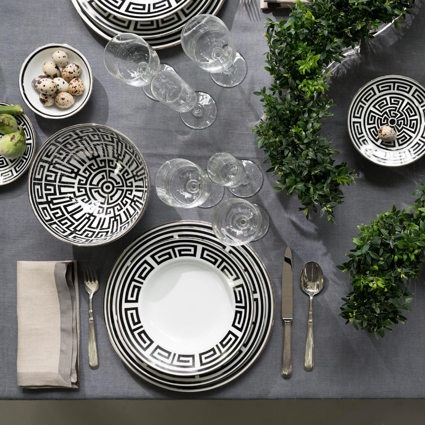 Este impresionante juego de seis platos es elegante y moderno, con una llamativa decoración diseñada por el icónico maestro Gio Ponti en 1926. Parte de la colección Labirinto, que significa laberinto en italiano, esta decoración geométrica negra