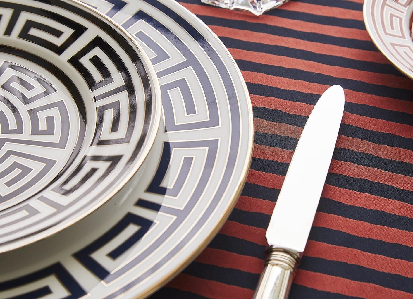 This stunning set of six dinner plates is elegant and modern, boasting a striking decoration designed by iconic master Gio Ponti in 1926. Part of the Labirinto collection, which means maze in Italian, the decoration features a geometric pattern in a