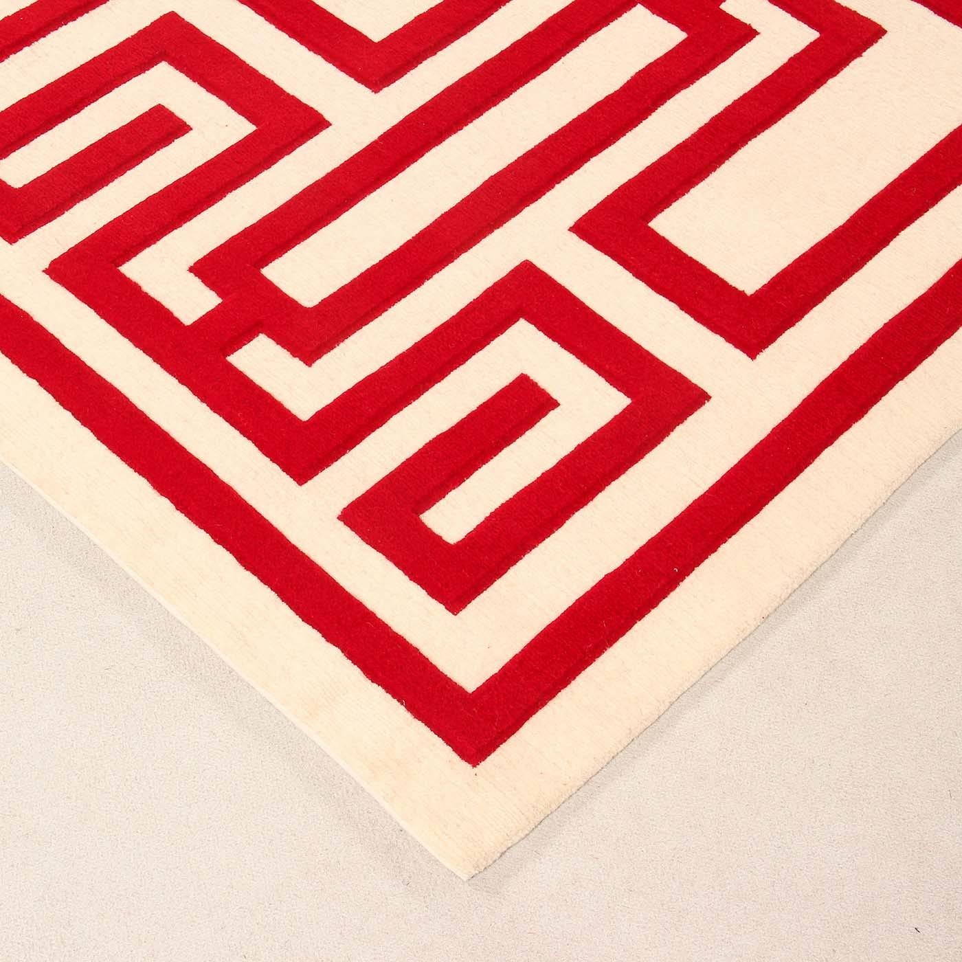 La symétrie du motif, les contrastes entre les fonds et le dessin confèrent de la profondeur au tapis Labirinto. Un intriguant motif tridimensionnel conçu à l'origine par Gio Ponti pour recréer une texture de diamant contemporaine, mais classique.