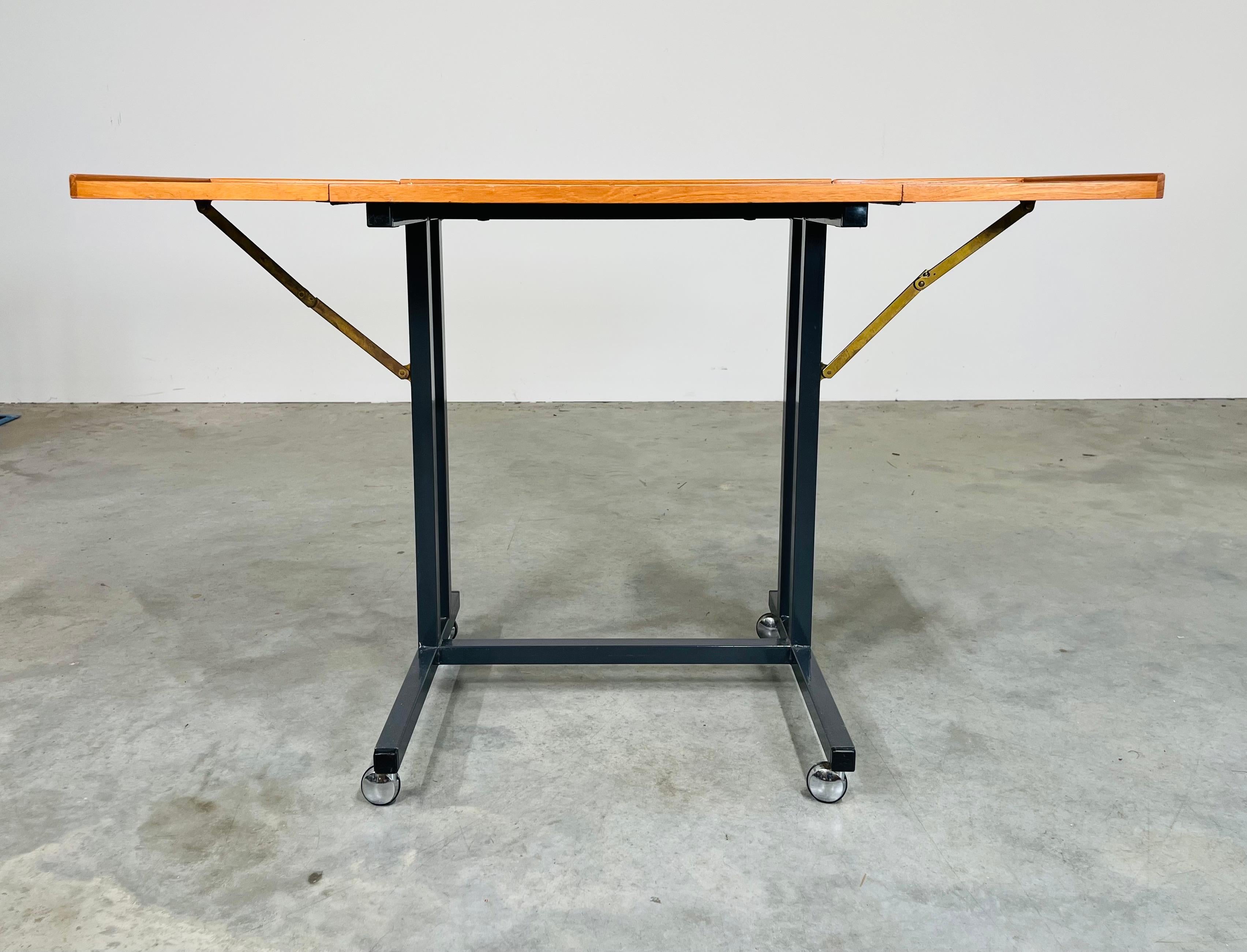 Chariot de service élégant et durable en teck avec structure en acier laqué gris et roulettes chromées en angle. Produit par Labofa Mobler du Danemark vers 1970. 
26x42x18