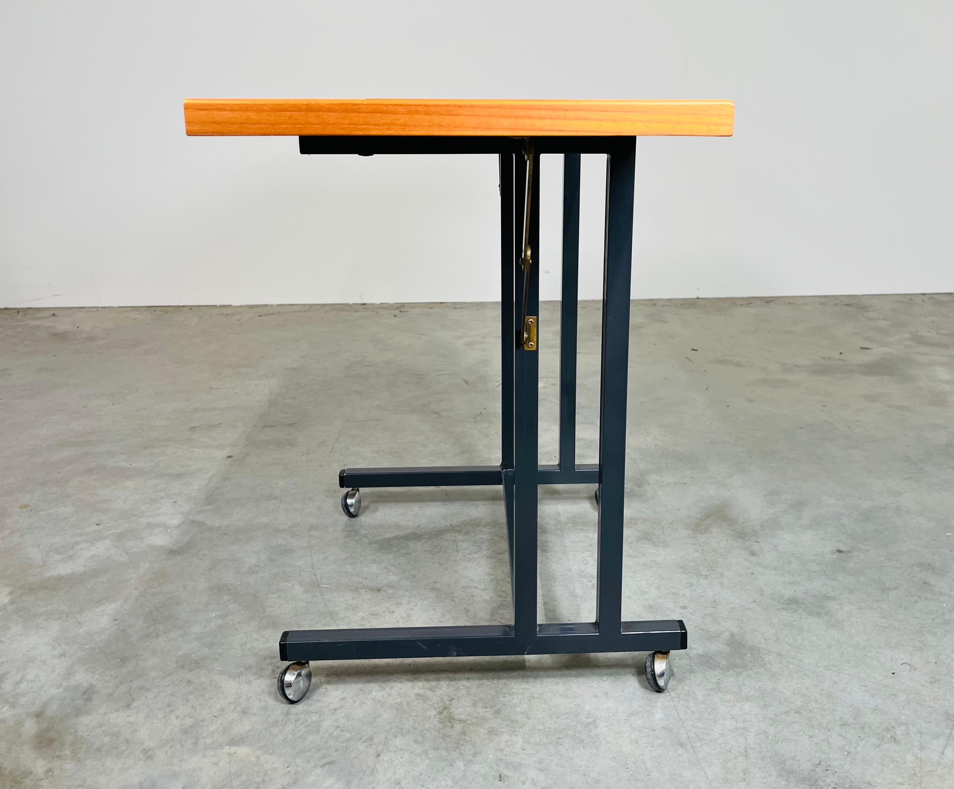 20ième siècle AMBLER Teck, serveur à abattant, chariot à plateaux, Danish Modern - Danemark Circa 1970 en vente
