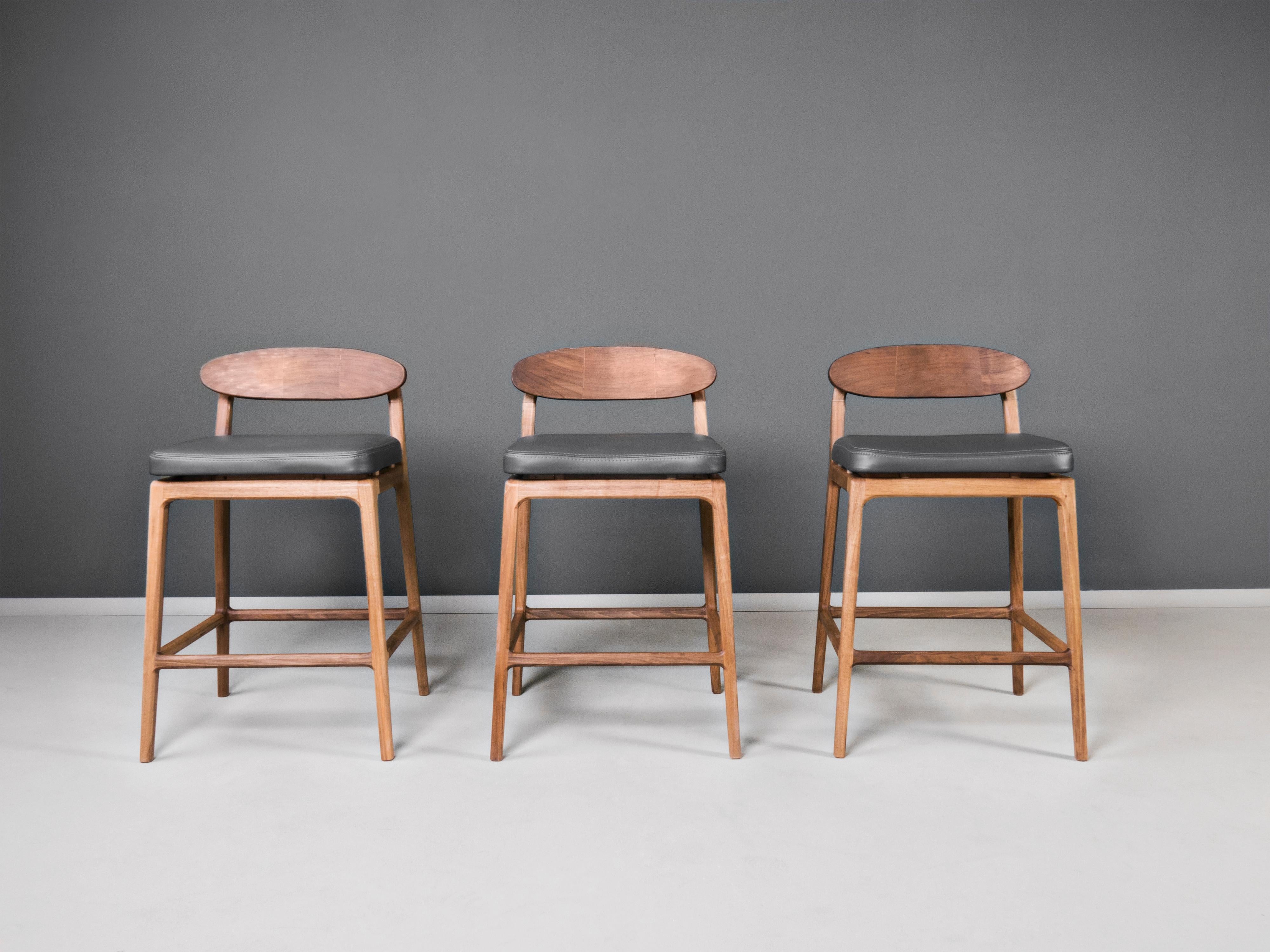 Simple and reduced half-bar stool Labour with its shape and design fits easily in various spaces and is ideal for kitchen islands height 95cm. 
What makes this half-bar stool somewhat different from other standard chairs is a very rich and spacious