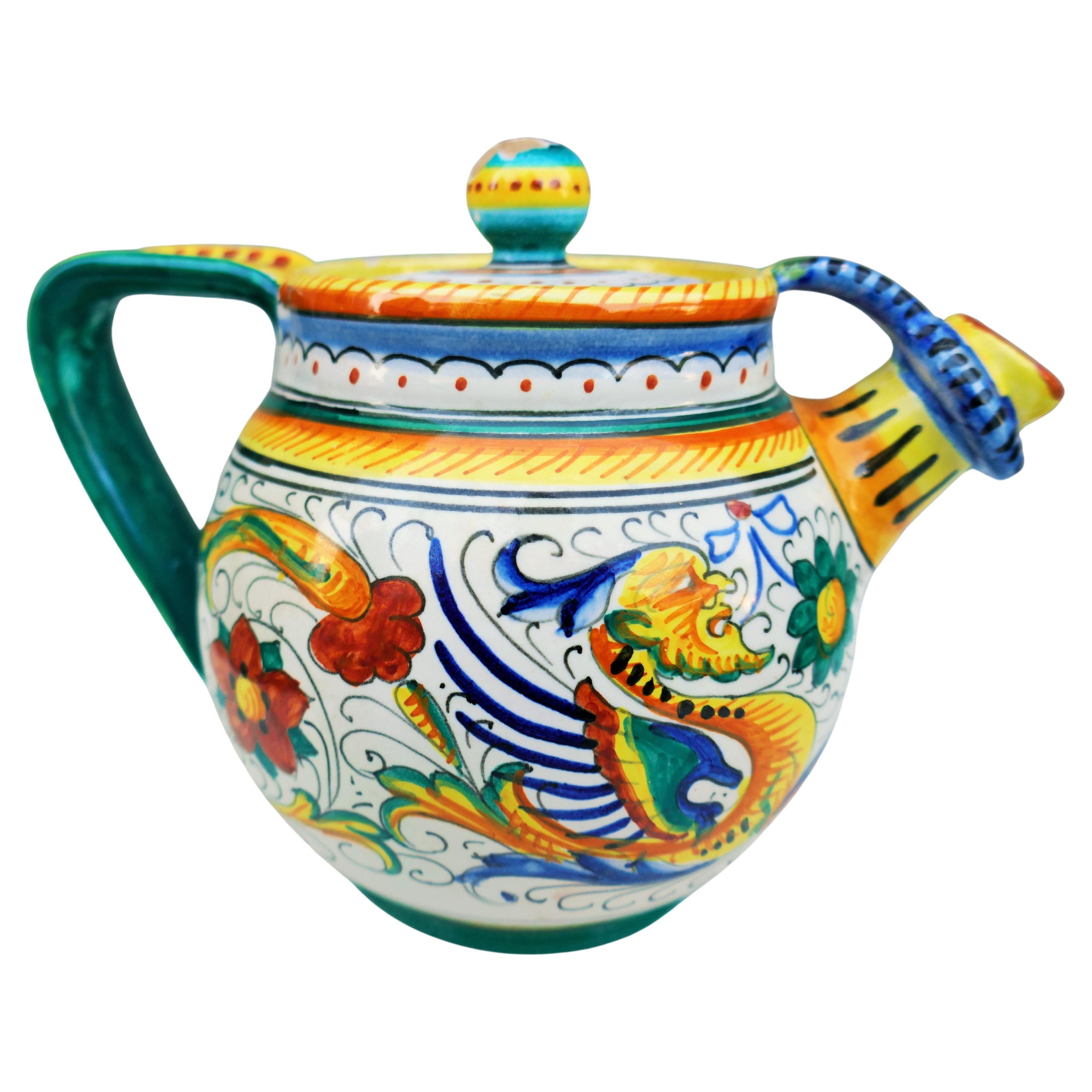 Hand-Crafted Labor Deruta teapot with Raphaelesque decoration For Sale