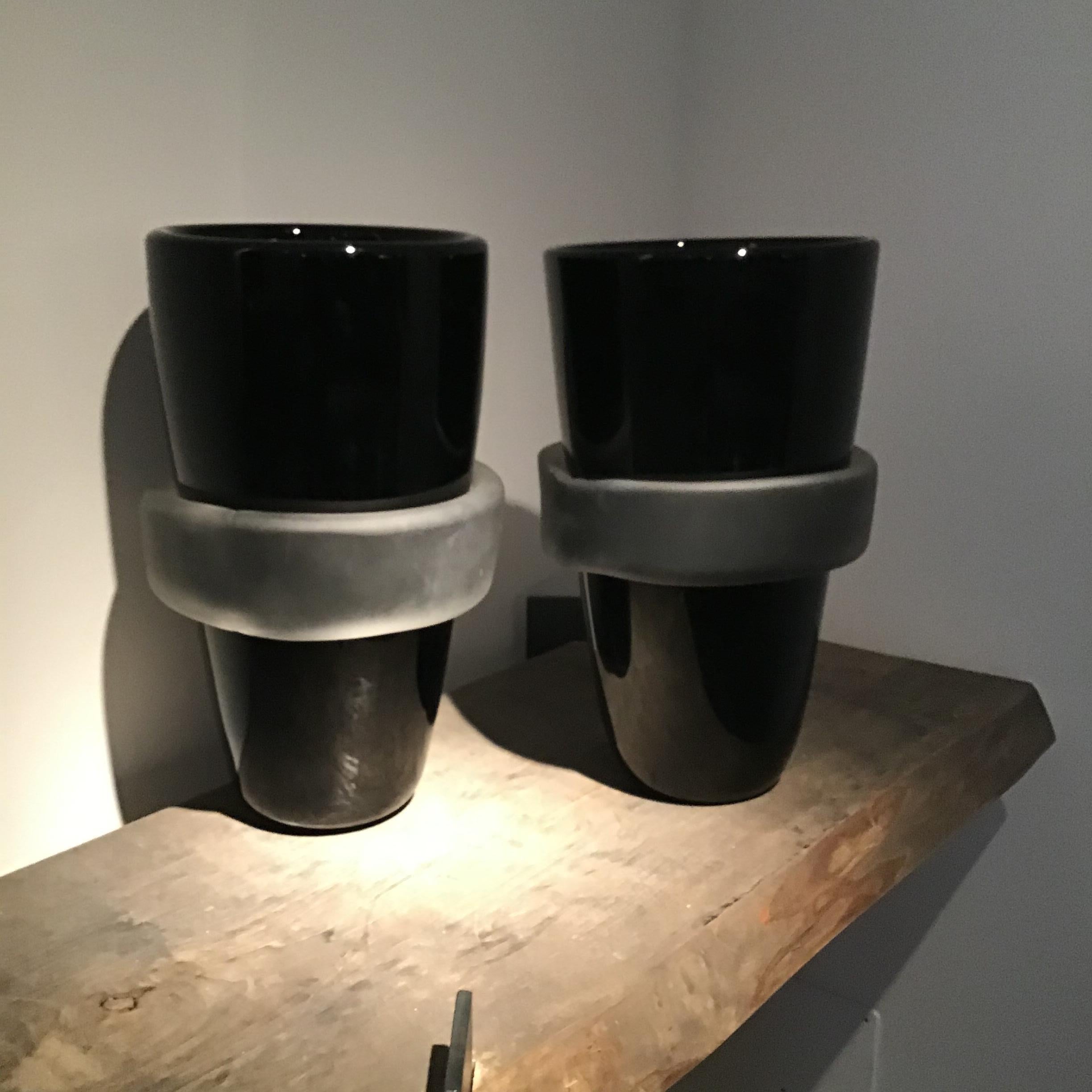  ECCEZIONALE Coppia di VASI in Cotisso Nero nati dalla collaborazione di due artisti contemporanei riconosciuti globalmente....
El maestro Fabiano Amadi y el diseñador Gennaro Avallone de 41 cm de diámetro por 30 de diámetro son expresiones de