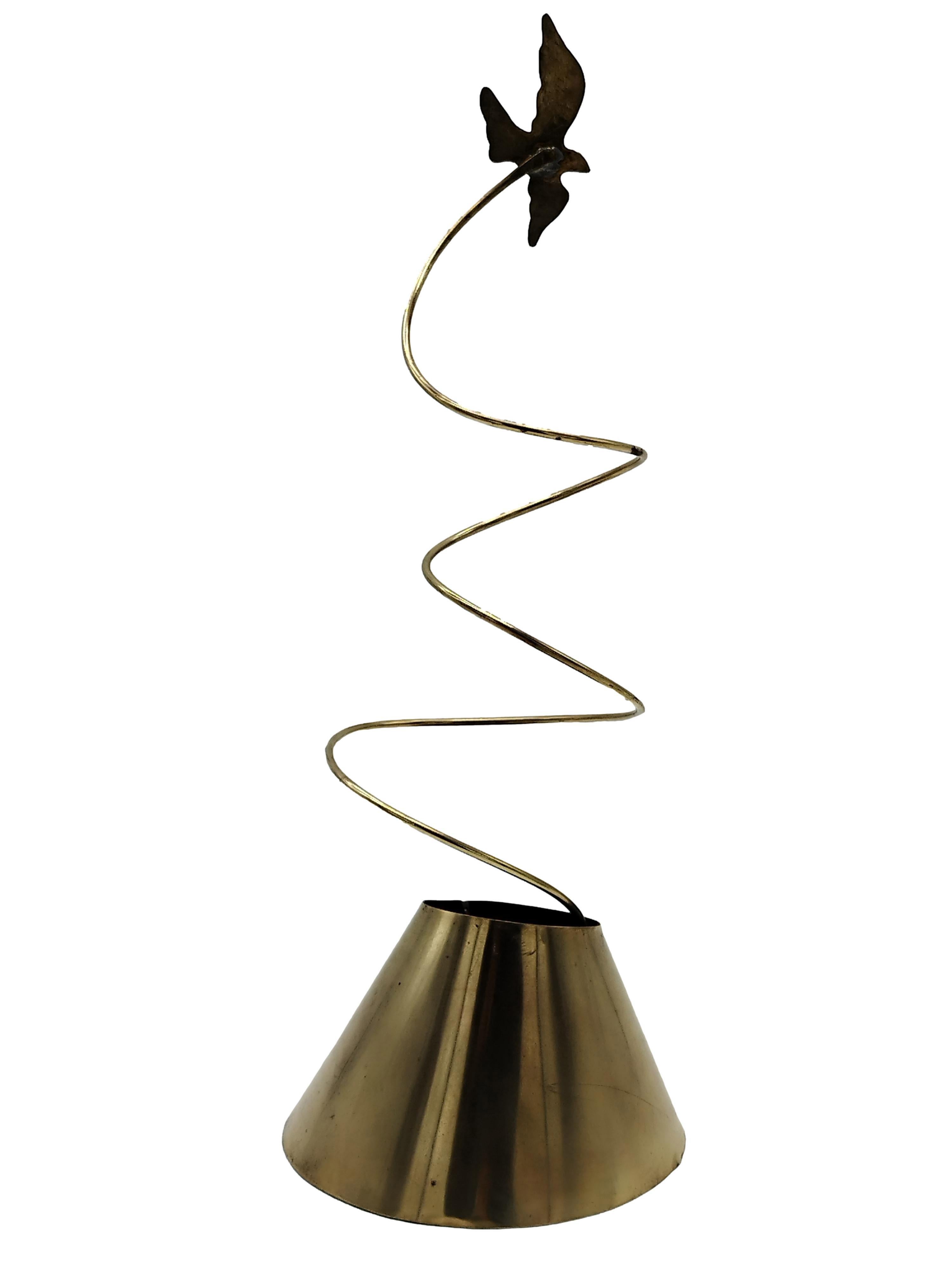 Elegante escultura de metal realizada por el Laboratorio 'L'Avventura di Latta', supervisado por Ricccardo Dalisi.A partir de una idea del arquitecto Riccardo Dalisi, en 2013 se fundó en Nápoles el Laboratorio Le Avventure di Latta, donde 10
