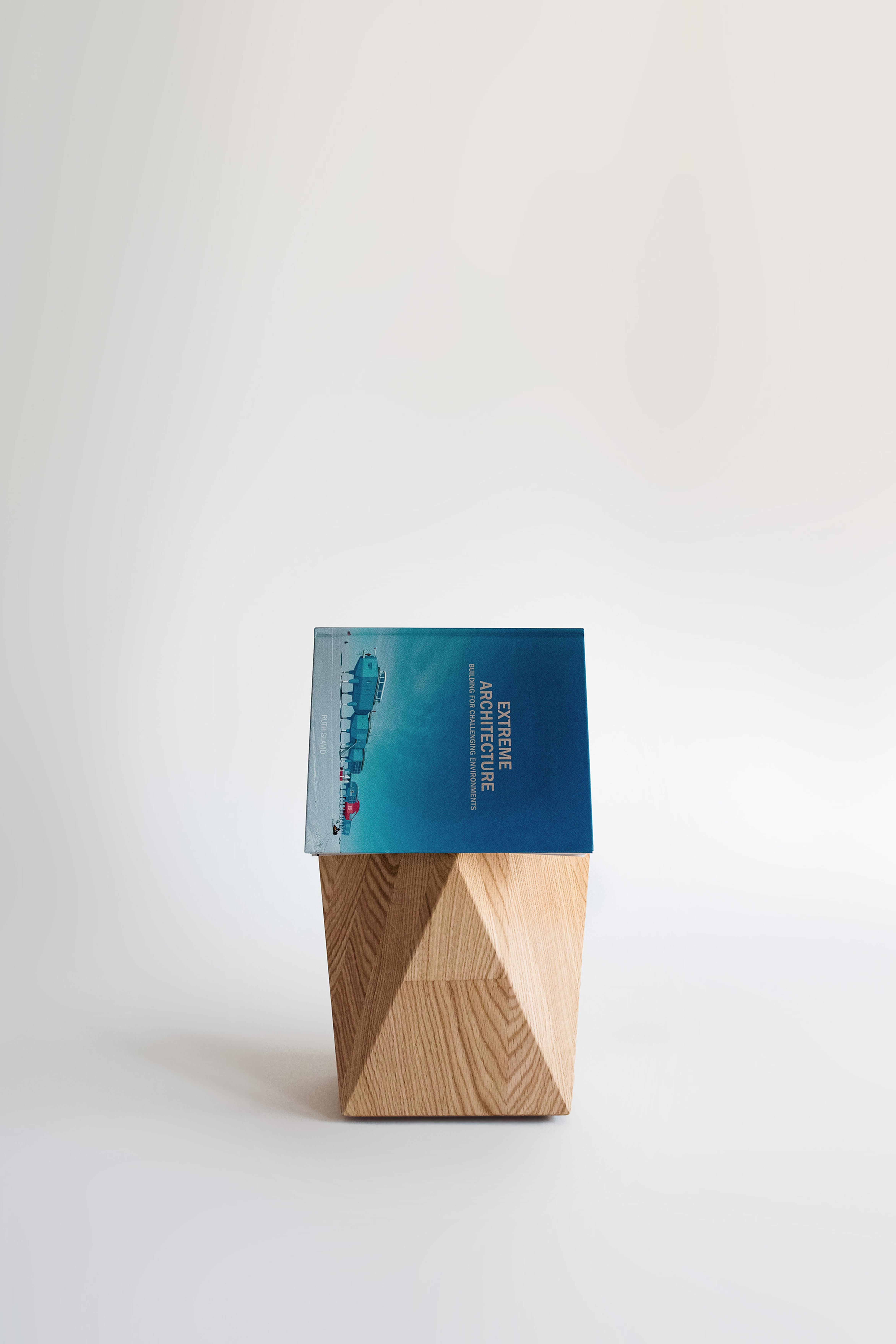 This table has been designed exclusively for books, magazines, and notebooks, with the purpose of making reading a constant and uninterrupted experience.
Its structure ensures that books remain open.
With no space for other objects, this table