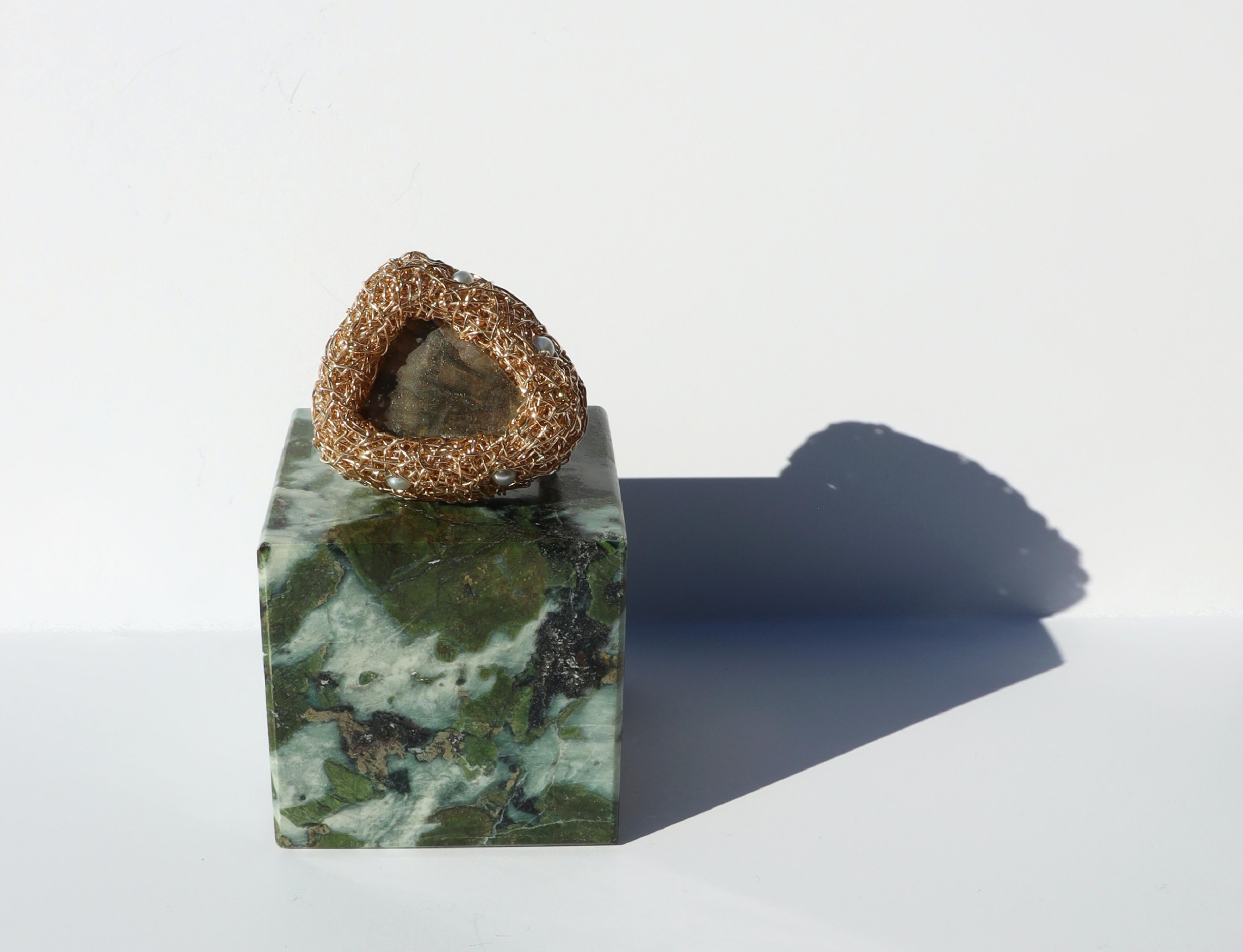 Labradorite and Pearl one-off Cocktail Statement Ring by the artist In New Condition For Sale In Engelberg, CH
