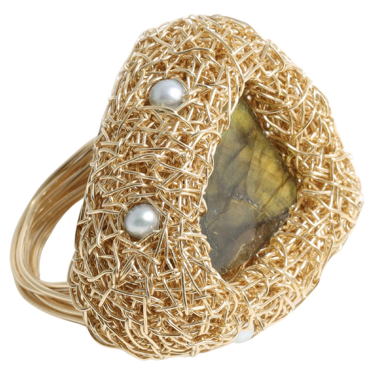 Anillo único de cóctel de labradorita y perla, obra de la artista