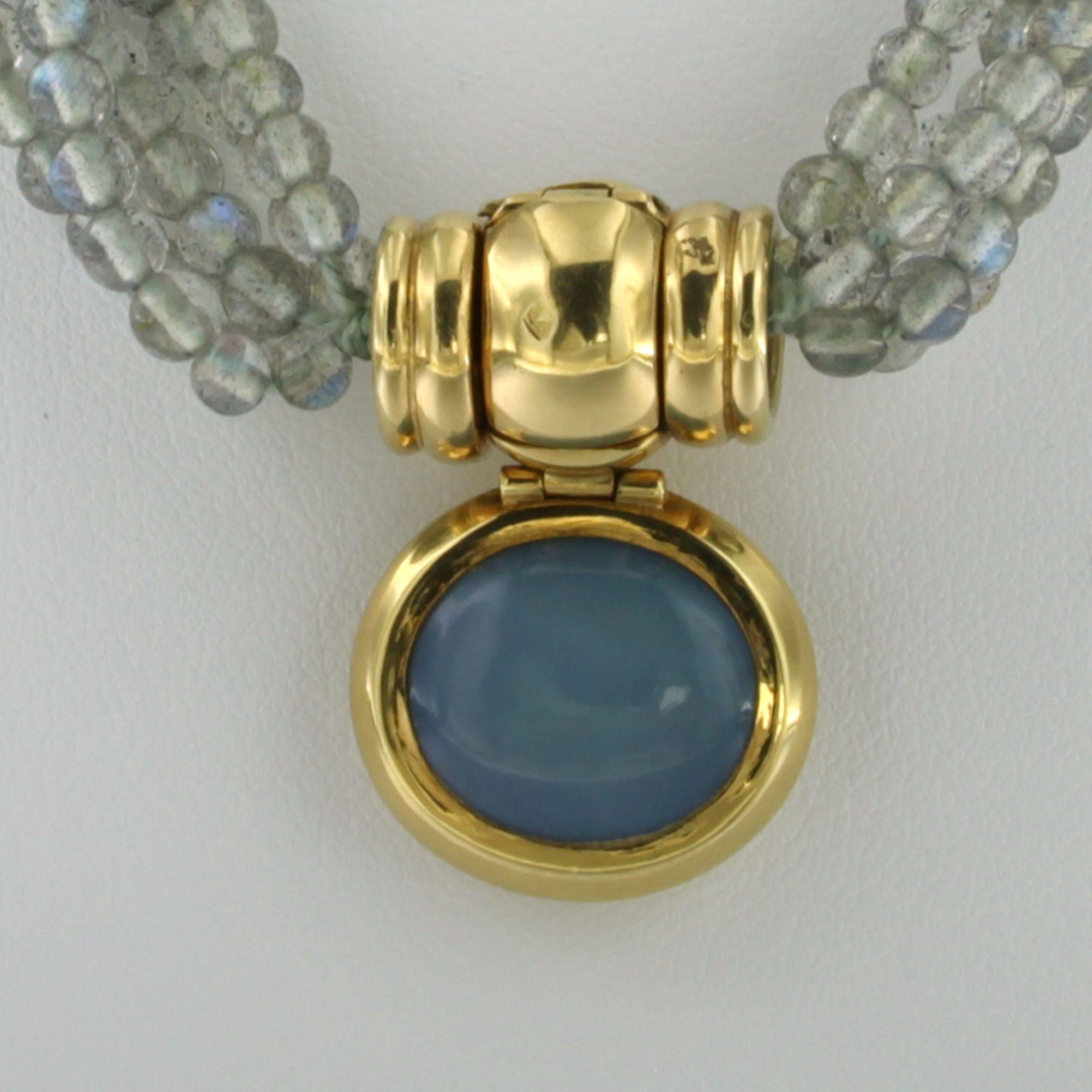 Moderno Collana di perle di labradorite con chiusura a ciondolo in oro 18k con moontone e opale in vendita