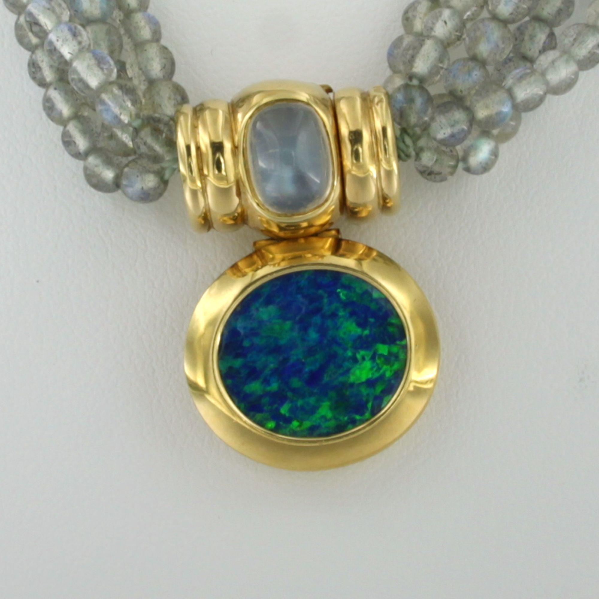 Perlina Collana di perle di labradorite con chiusura a ciondolo in oro 18k con moontone e opale in vendita