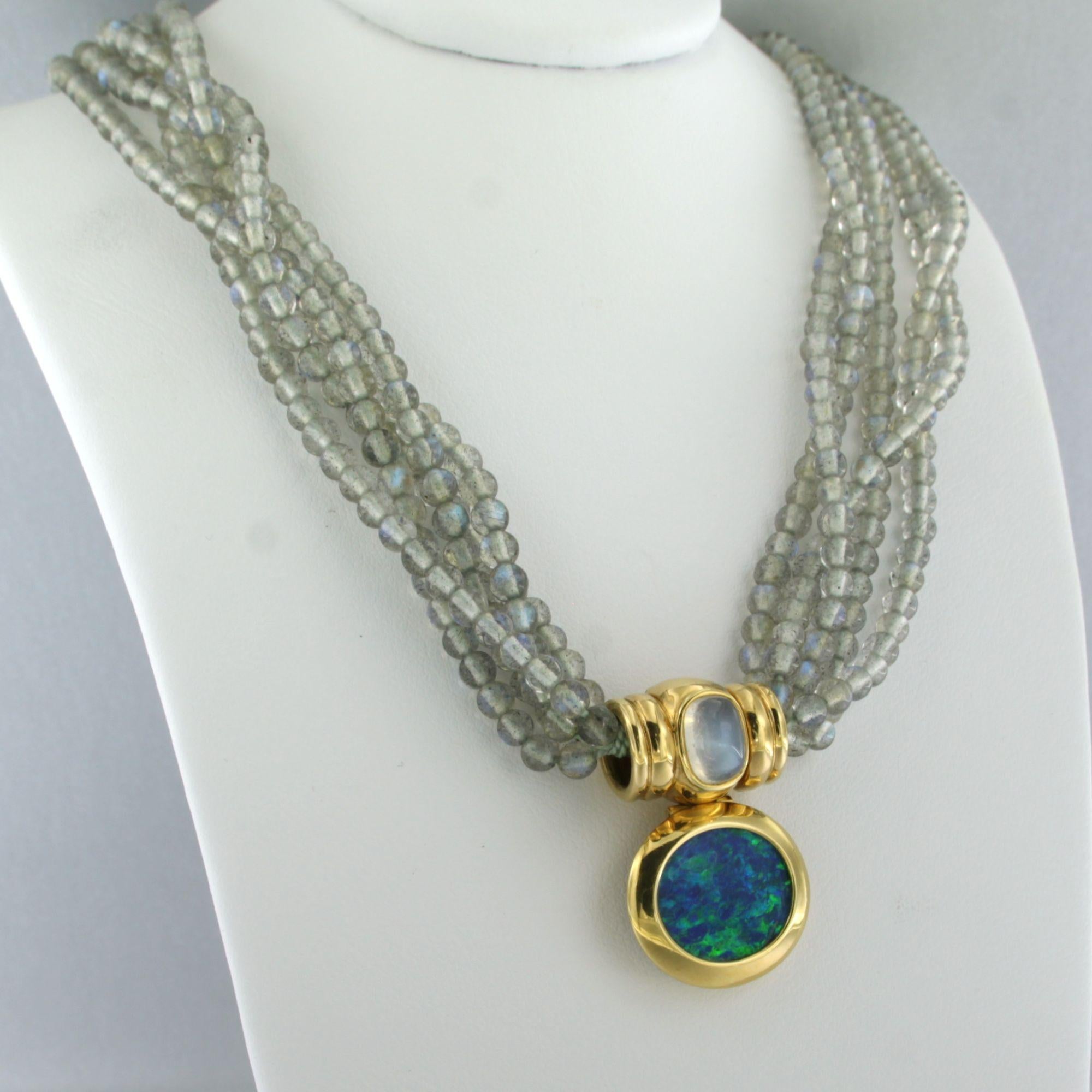 Collana di perle di labradorite con chiusura a ciondolo in oro 18k con moontone e opale In condizioni ottime in vendita a The Hague, ZH