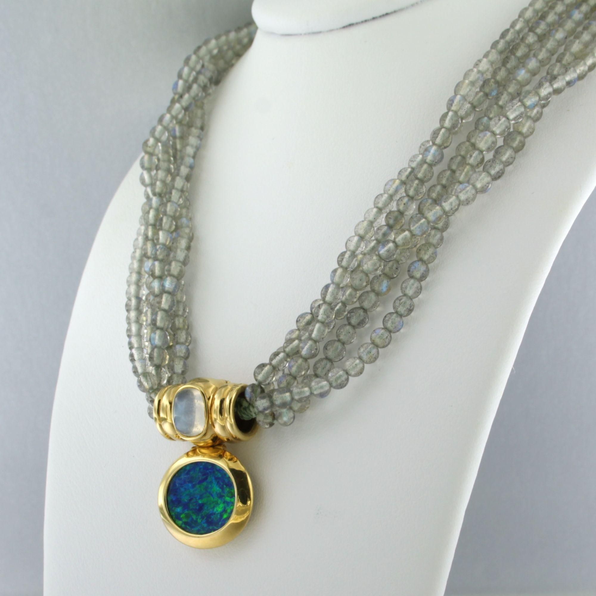 Collana di perle di labradorite con chiusura a ciondolo in oro 18k con moontone e opale in vendita 1