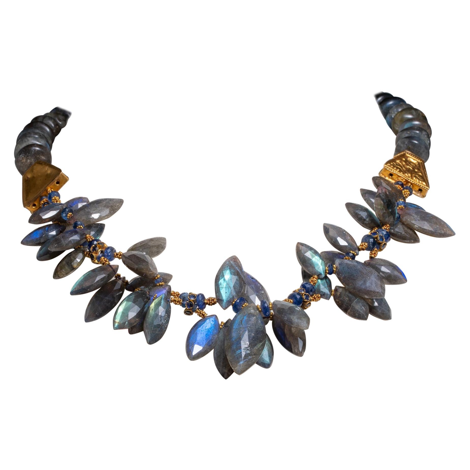 Collier de perles en or 22 carats avec labradorite et saphir bleu de Deborah Lockhart Phillips