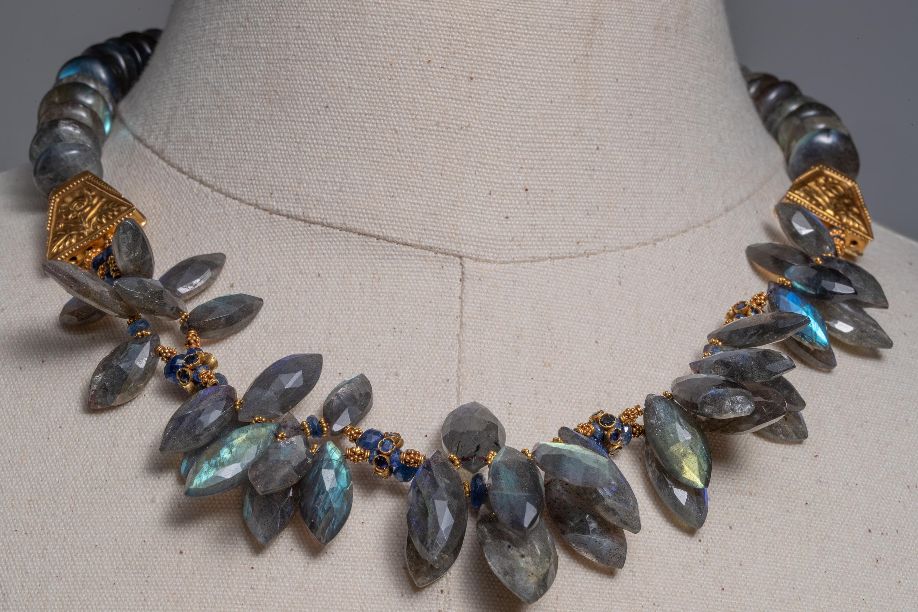 Collier de perles en or 22 carats avec labradorite et saphir bleu de Deborah Lockhart Phillips Excellent état - En vente à Nantucket, MA