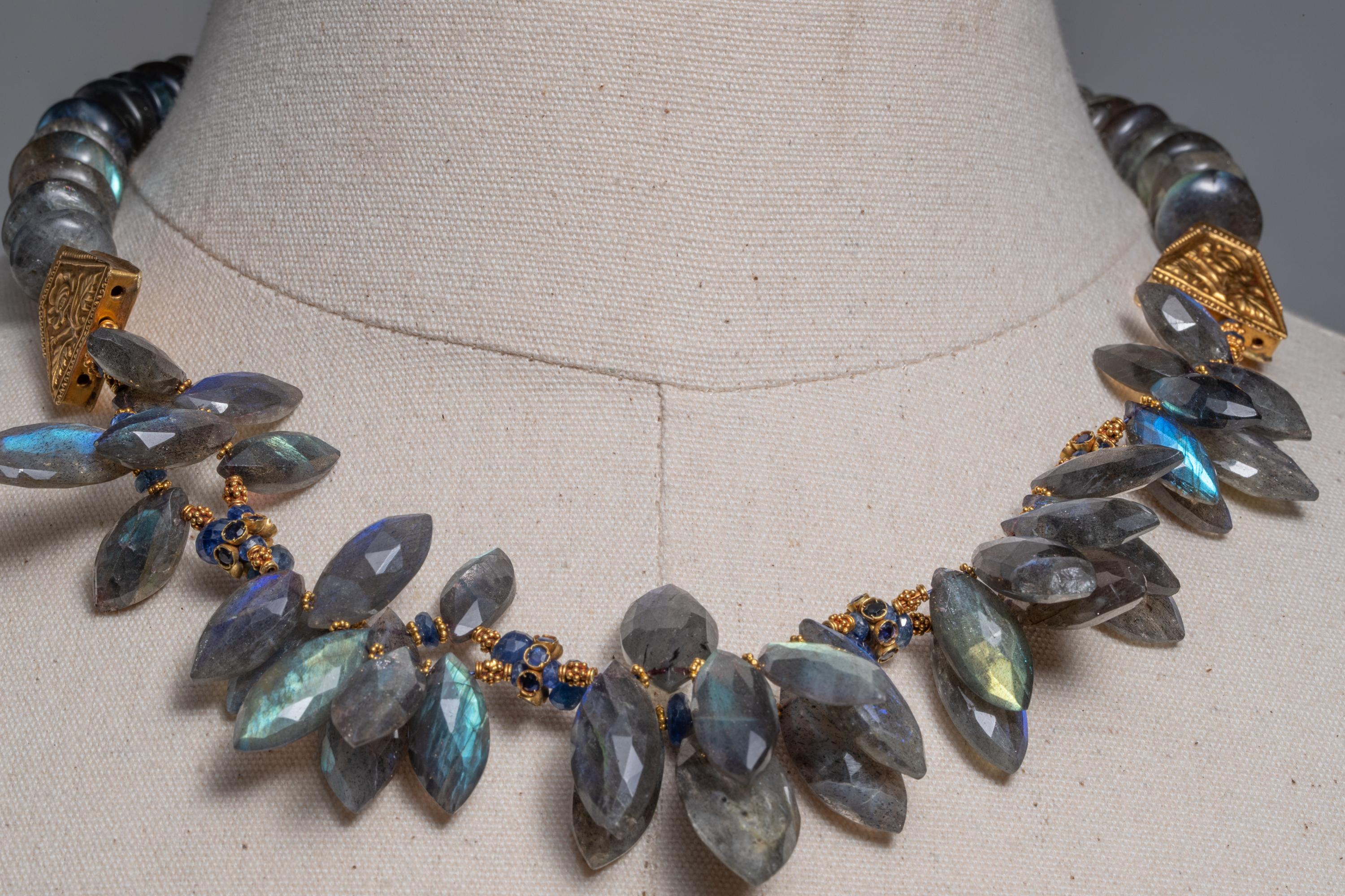 Collier de perles en or 22 carats avec labradorite et saphir bleu de Deborah Lockhart Phillips Unisexe en vente