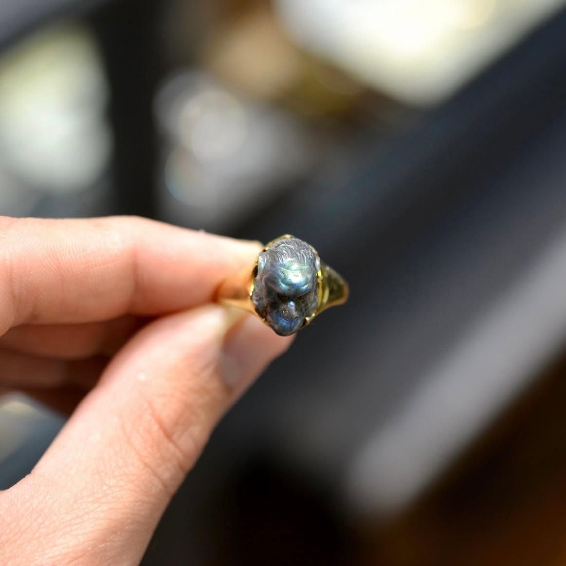 da uomo o donna Anello con cammeo in labradorite di una scimmia XIX secolo in vendita