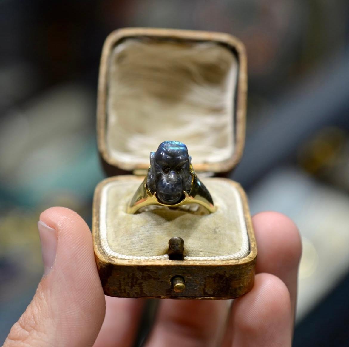 Anello con cammeo in labradorite di una scimmia XIX secolo in vendita 1