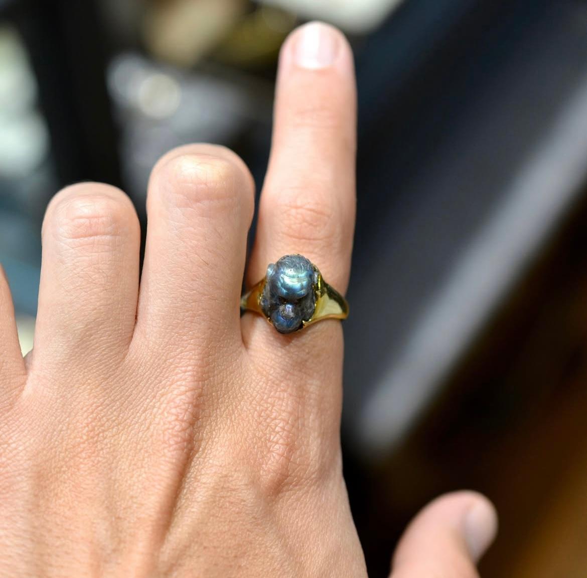 Anello con cammeo in labradorite di una scimmia XIX secolo in vendita 2