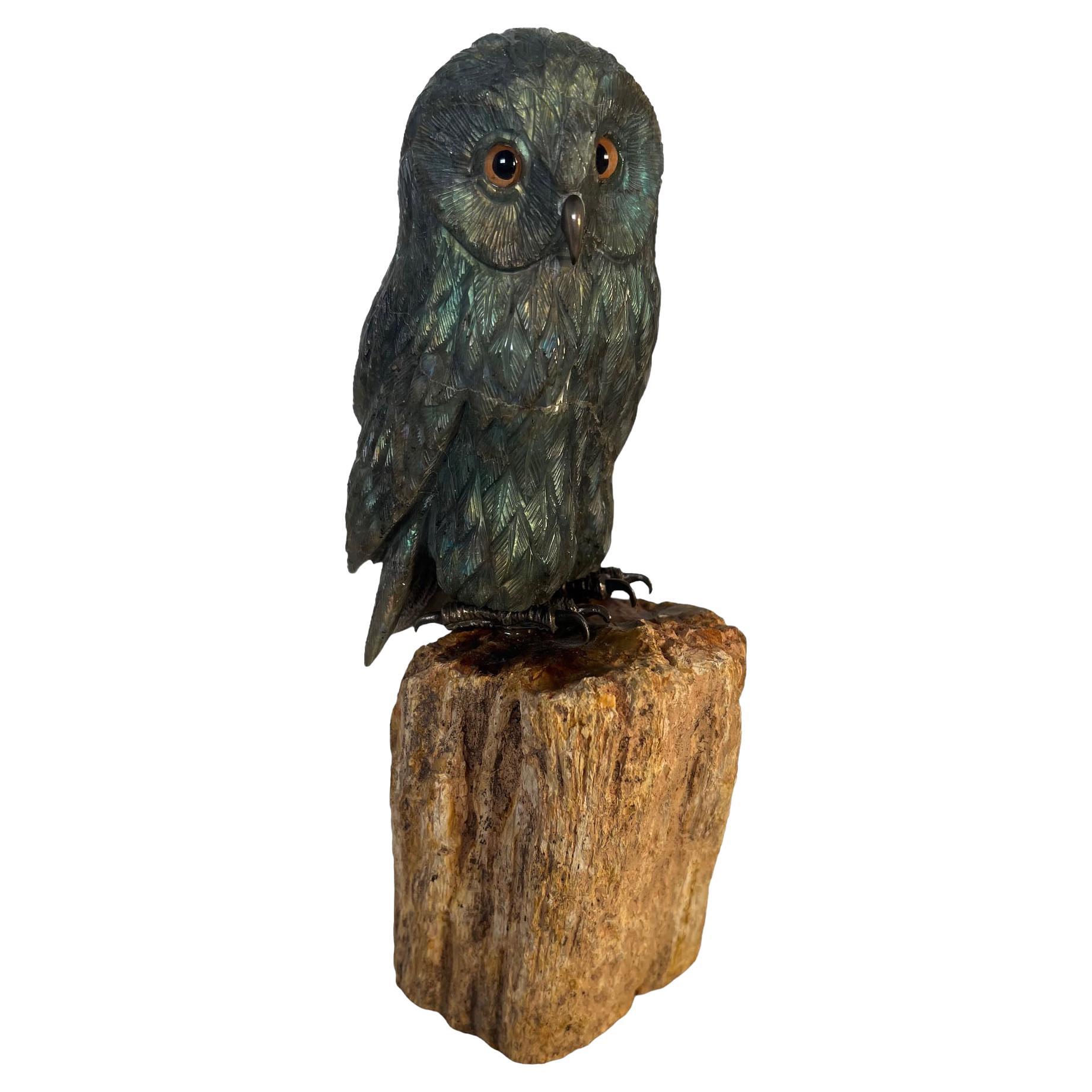 Hibou sculpté en labradorite en vente