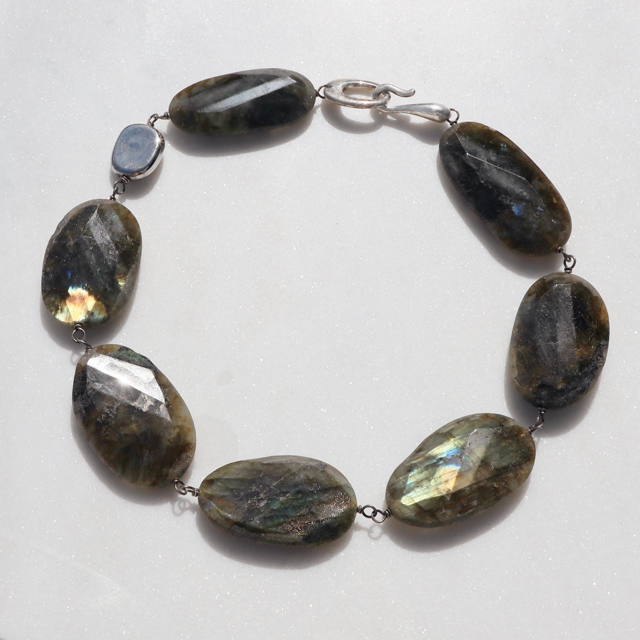 Collana di perle di labradorite con serratura d'argento, una dichiarazione unica nel suo genere. in vendita 4