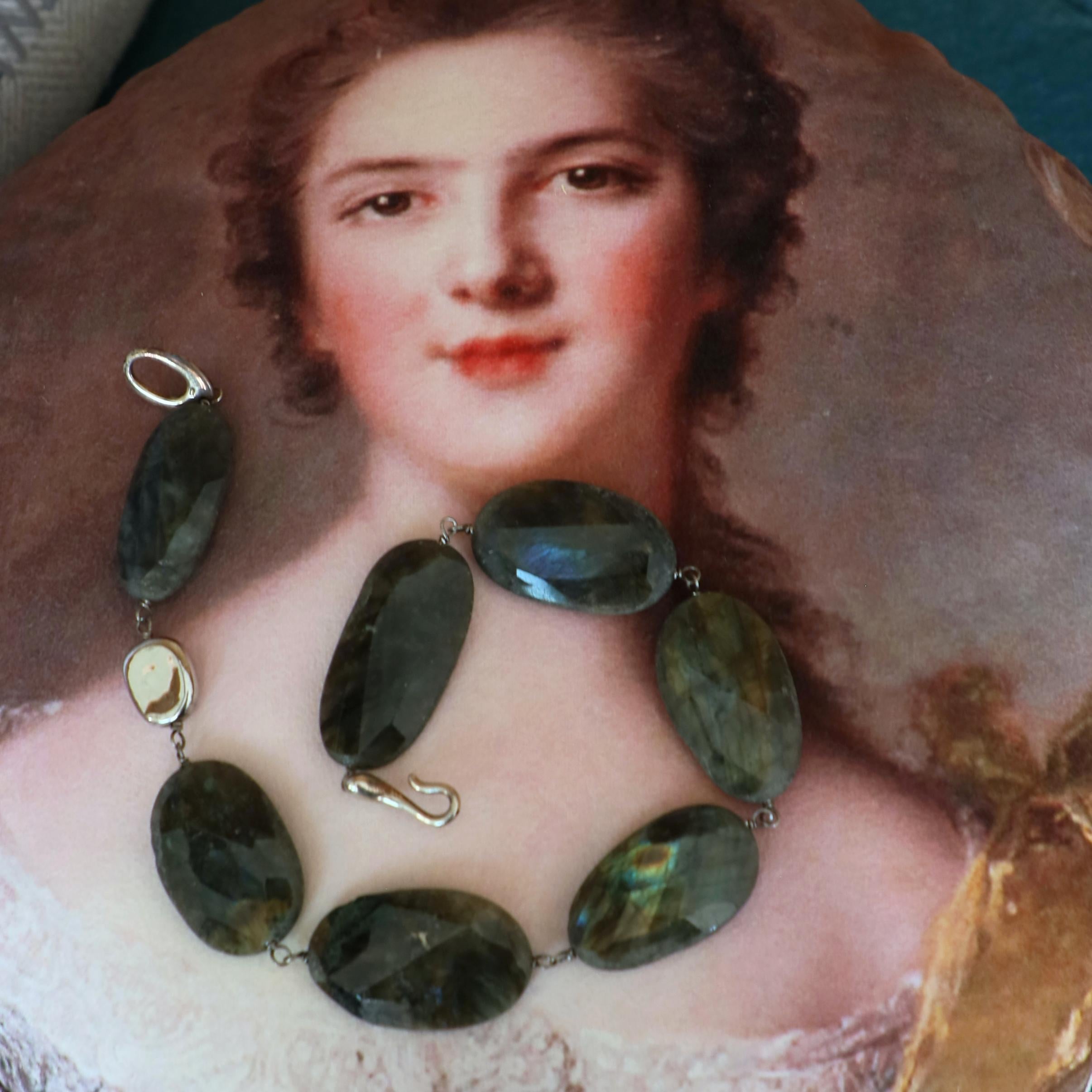 Collana di perle di labradorite con serratura d'argento, una dichiarazione unica nel suo genere. in vendita 5