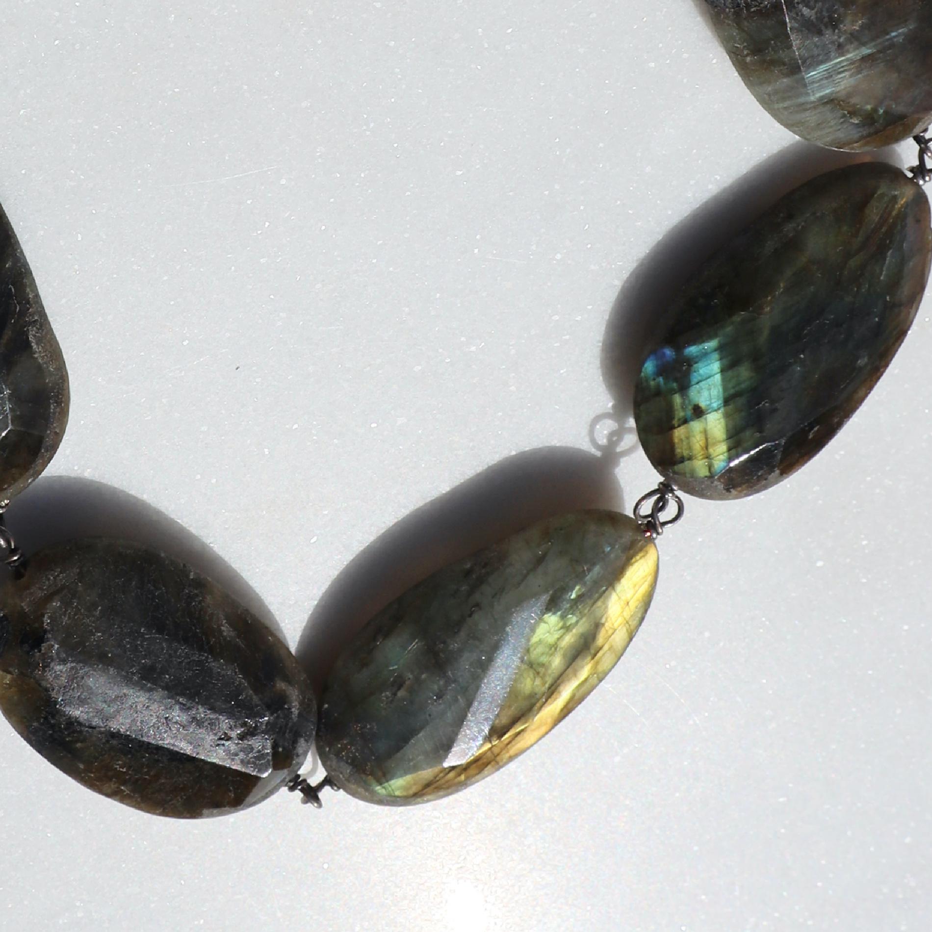 Collana di perle di labradorite con serratura d'argento, una dichiarazione unica nel suo genere. in vendita 6
